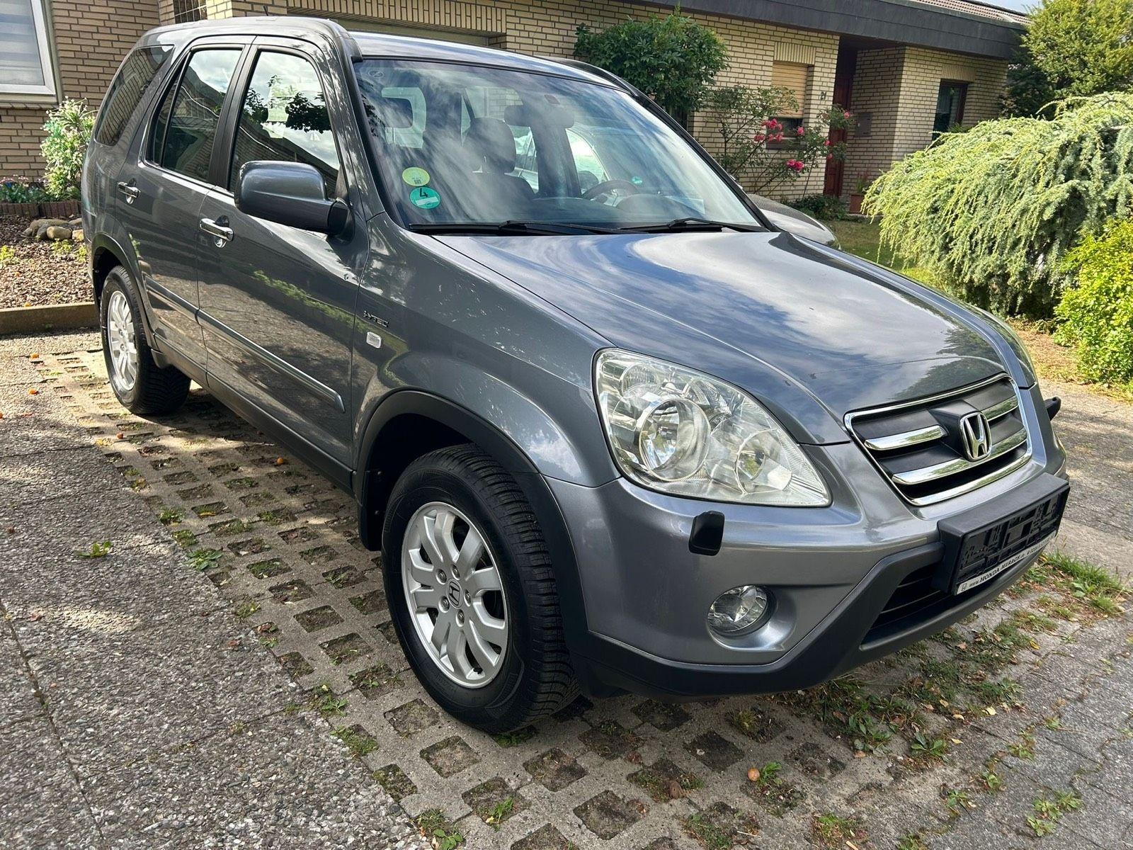 Honda CR-V 2005 — rear view