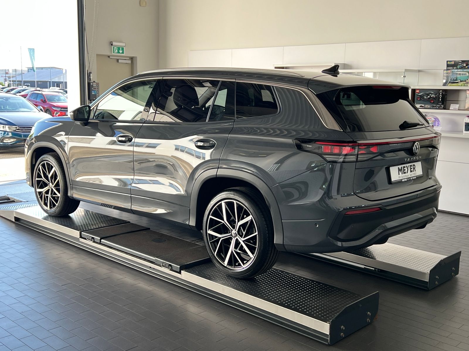 Fahrzeugabbildung Volkswagen Tayron LIFE 1.5 eTSI DSG *AHK, 7-Sitzer, LED, AC
