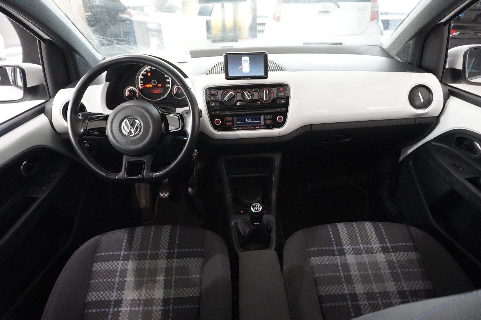 Fahrzeugabbildung Volkswagen up! 1.0 CLUB 5-TÜR NAVI/SPORT/PANO./SHZ/PDC/TEMP