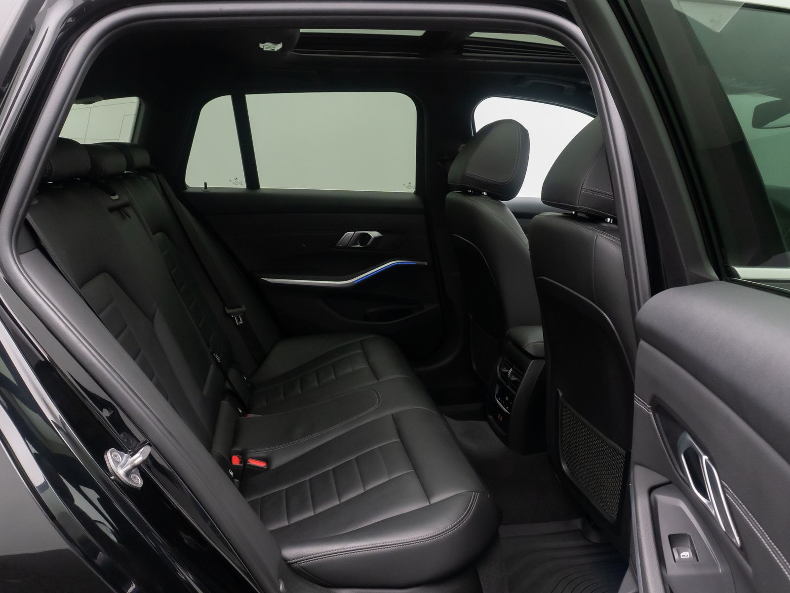 Fahrzeugabbildung BMW 330d xD Luxury Line HUD DAB Kamera AHK Panorama