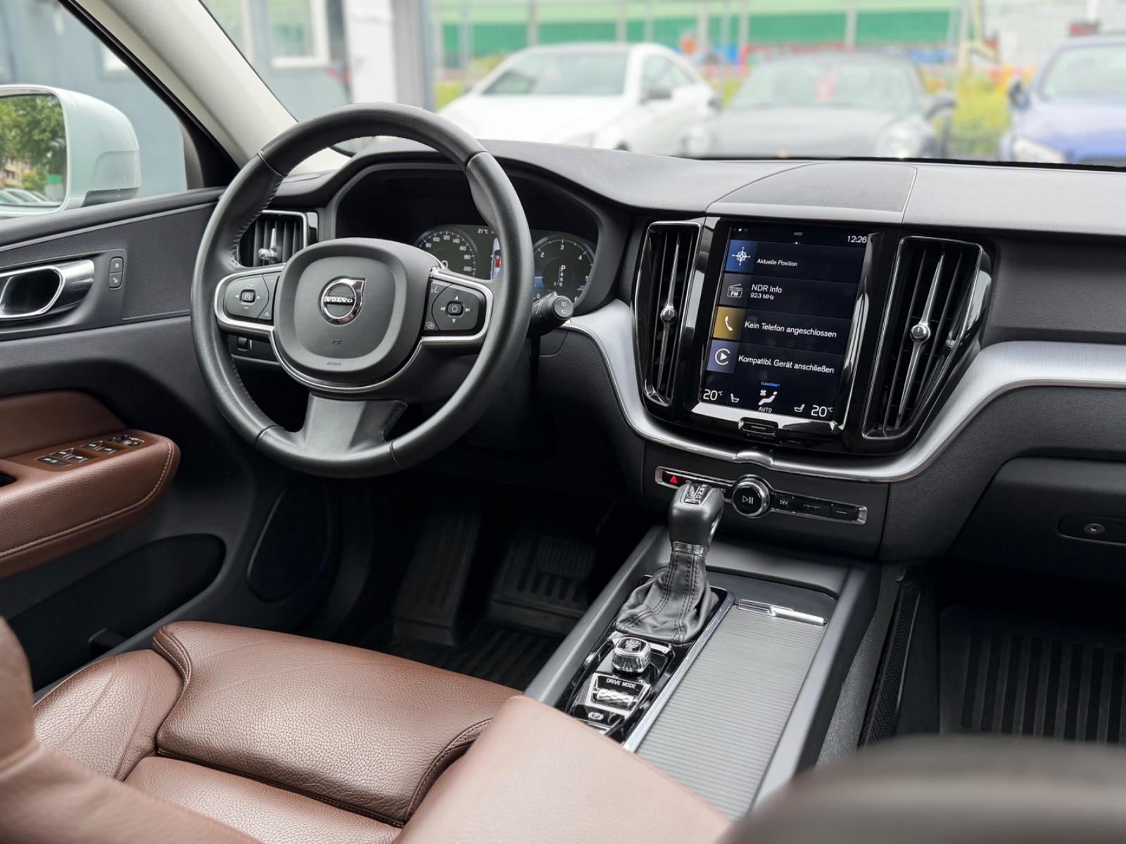 Volvo XC60 Momentum Pro*LEDER*ACC*LED*SENSUS*APPLECAR