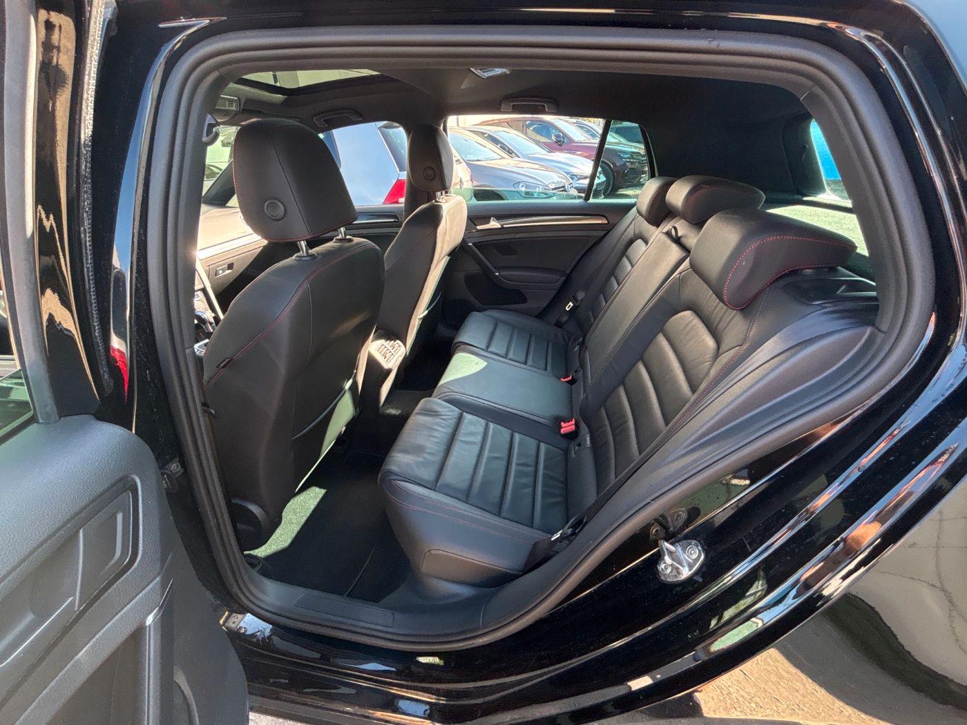 Volkswagen Golf GTI Performance 230 PS · Leder · Pano · Nav