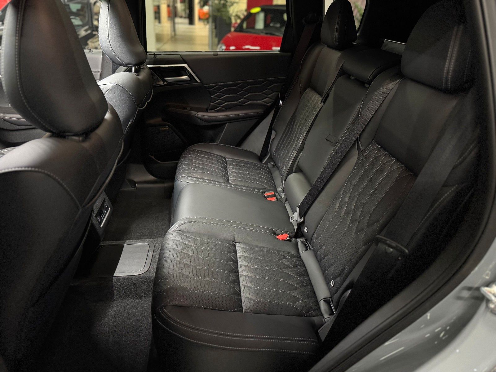 Fahrzeugabbildung Mitsubishi Outlander 2.4PLUG-IN HYBRID 4WD TOP PANO