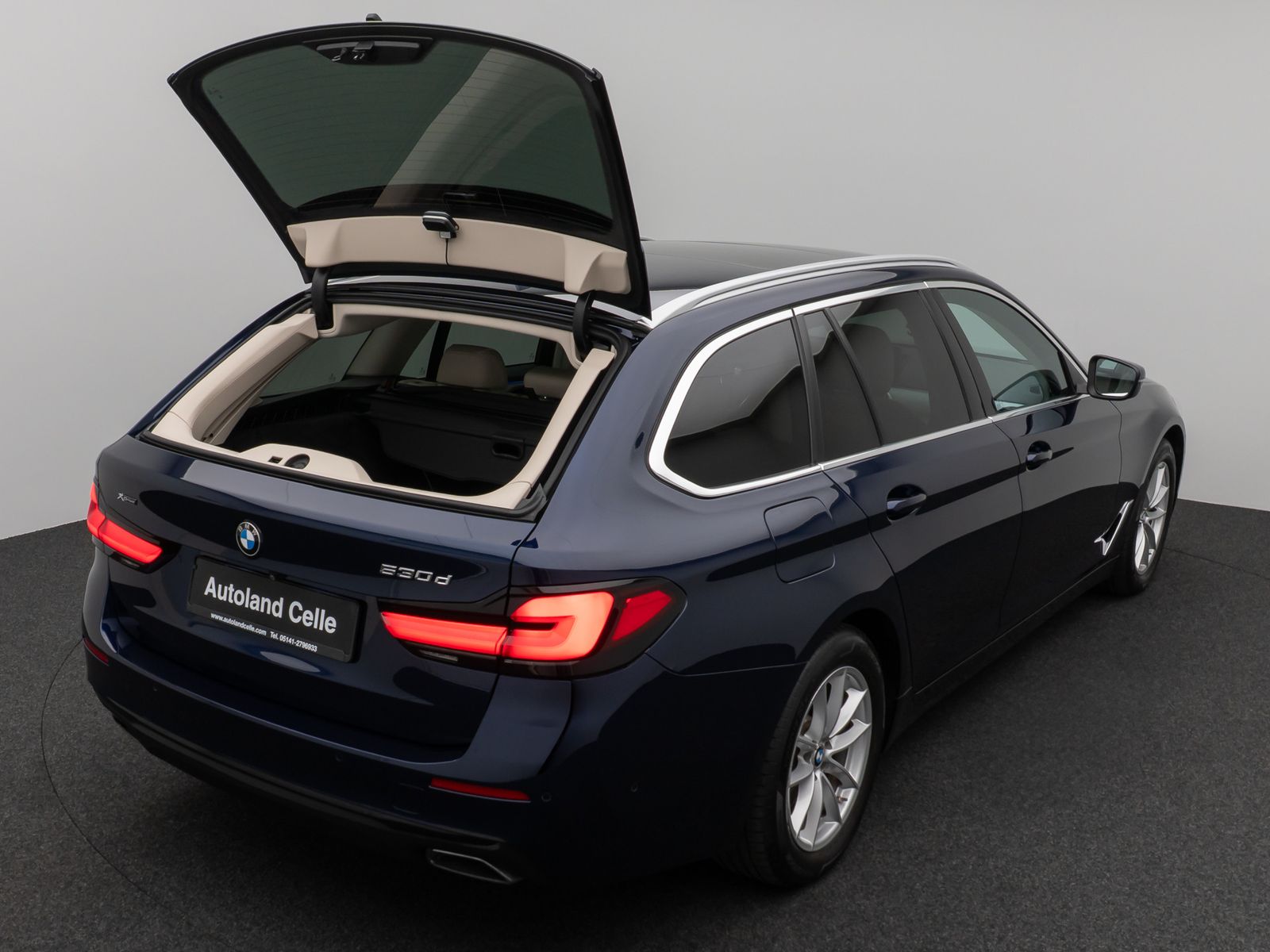 Fahrzeugabbildung BMW 530d xD Panoram Kamera HUD DAB HiFi SoftCl Sport