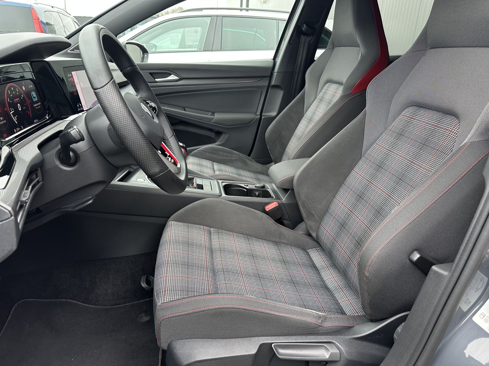 Fahrzeugabbildung Volkswagen Golf VIII GTI NAV+IQ-LIGHT+AHK+DCC+19ZO+H&K+1HD