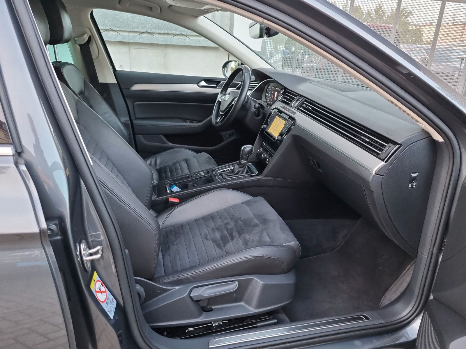 Fahrzeugabbildung Volkswagen Passat Variant 1.8 TSI DSG R-Line AHK eKLAPPE KA