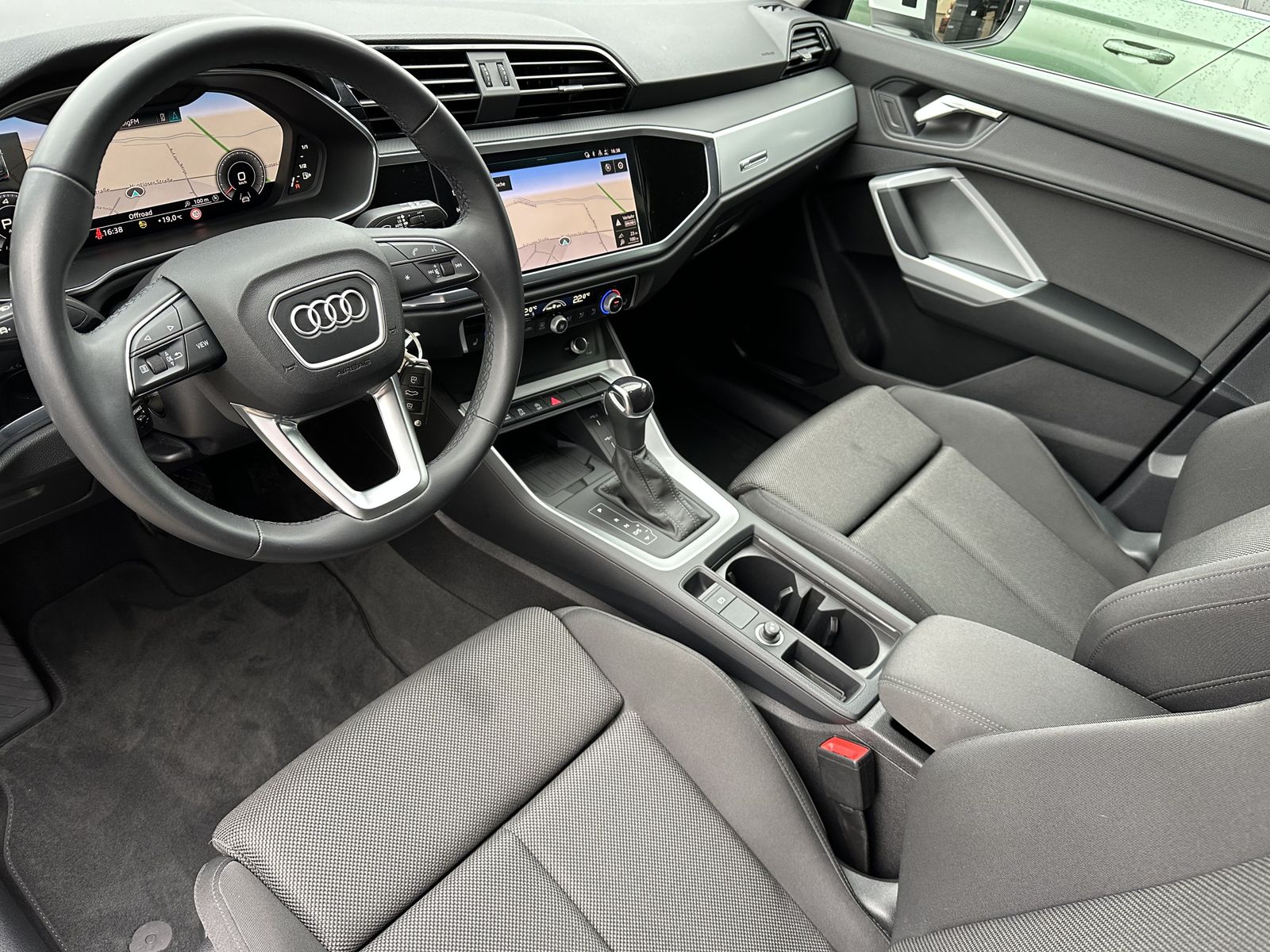 Fahrzeugabbildung Audi Q3 SpB 35 TFSI NAV+LED+ACC+V-COCKPIT+19ZOLL+SHZ