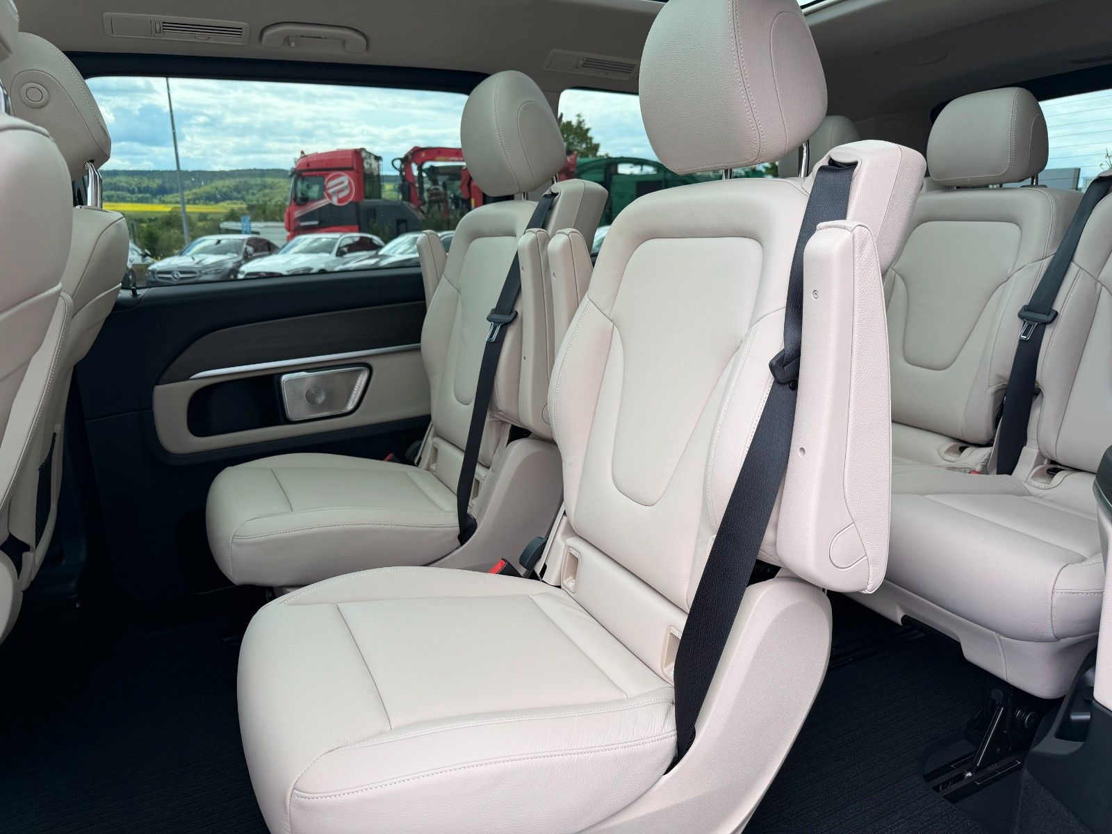 Fahrzeugabbildung Mercedes-Benz V 250 d AVA DISTRONIC AHK 2,5to Stdheiz Panorama