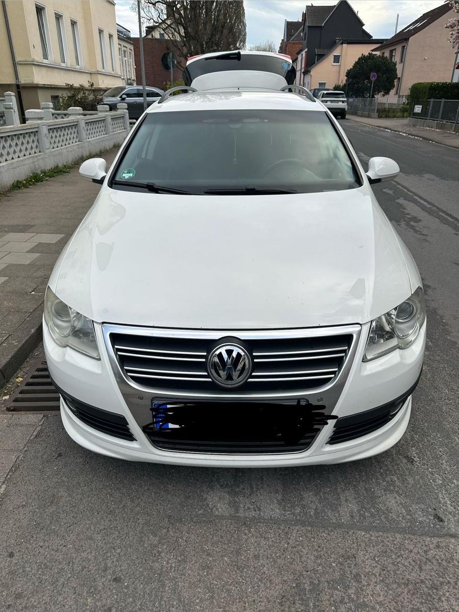 Volkswagen Passat 2009 — rear view