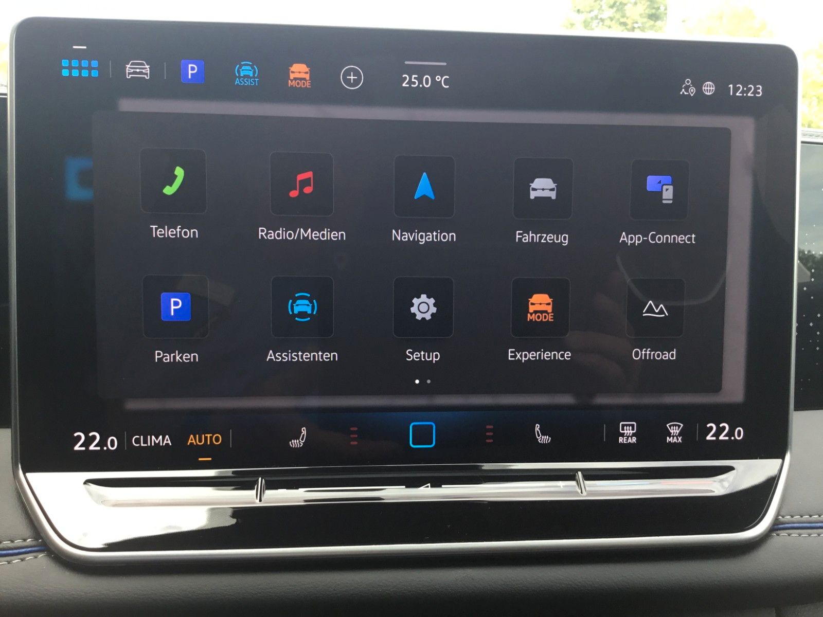 Fahrzeugabbildung Volkswagen Tiguan 2.0 TDI DSG 4M R-Line+AHK+20"+Matrix+Pano