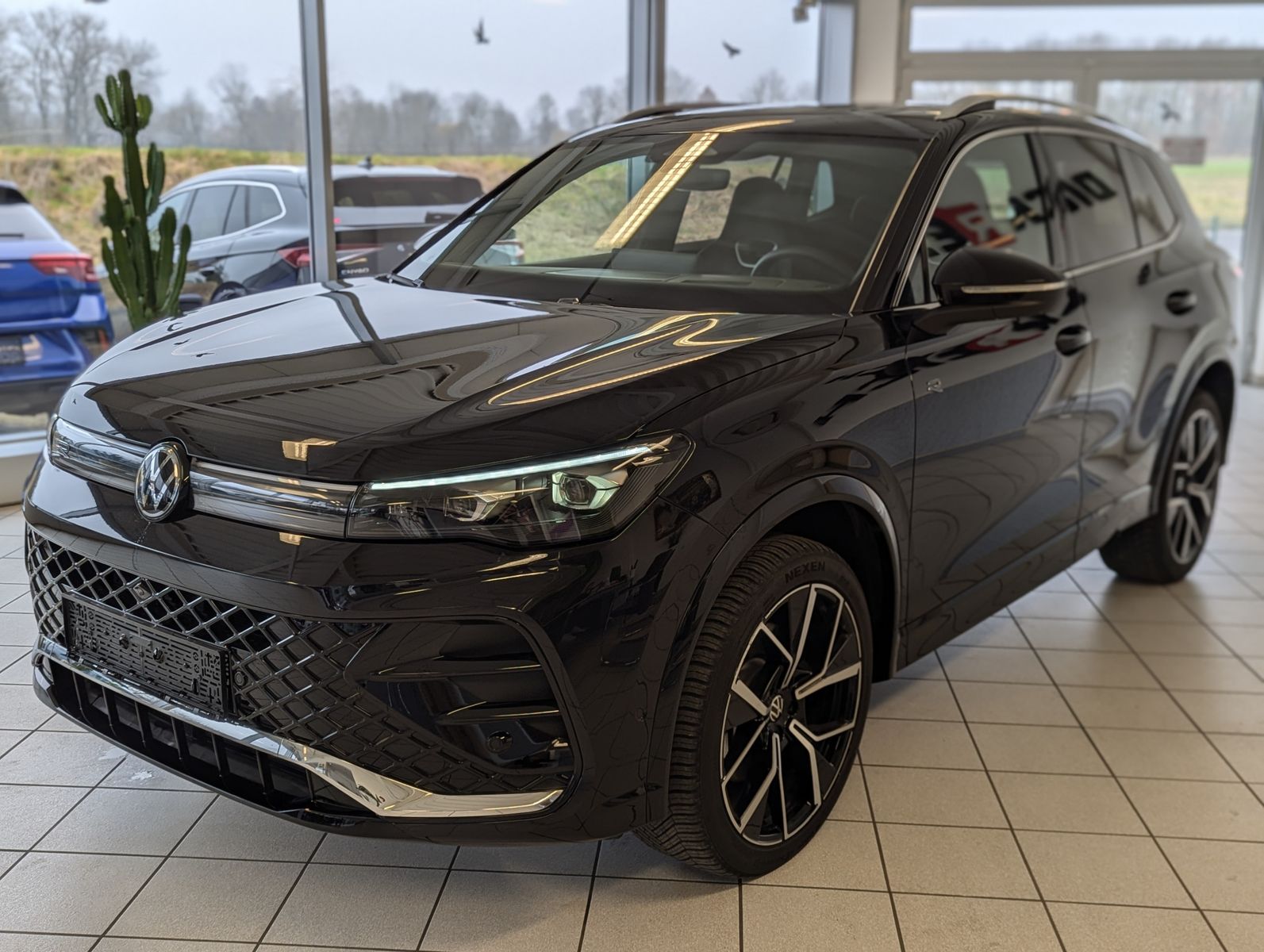 VW Tiguan 2.0TDI R-Line 4M Pano H/K AHK Matrix 20" - Image 3