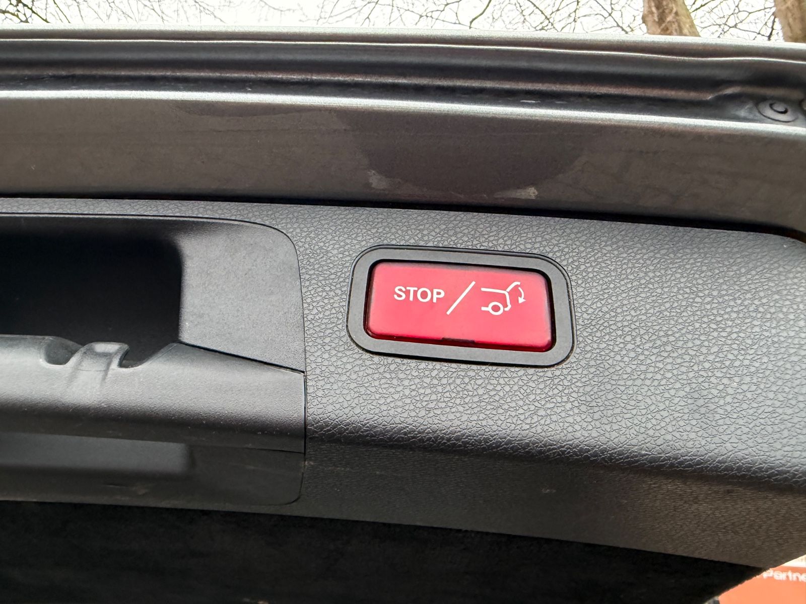 Fahrzeugabbildung Mercedes-Benz E 220d T BURMESTER*PANO*LEDER*ACC*MUTLIBEAM*LED