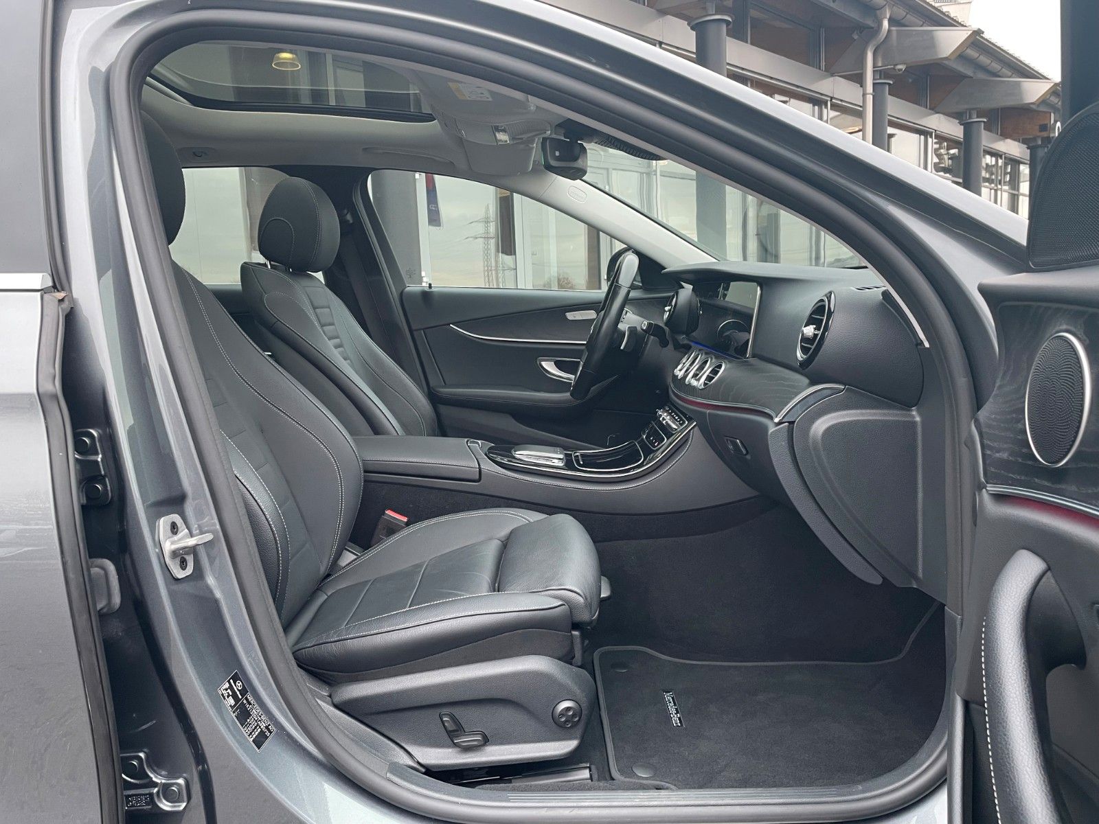 Fahrzeugabbildung Mercedes-Benz E 220 d T Pano+Ambiente+Distr+360°+Comand+DAB