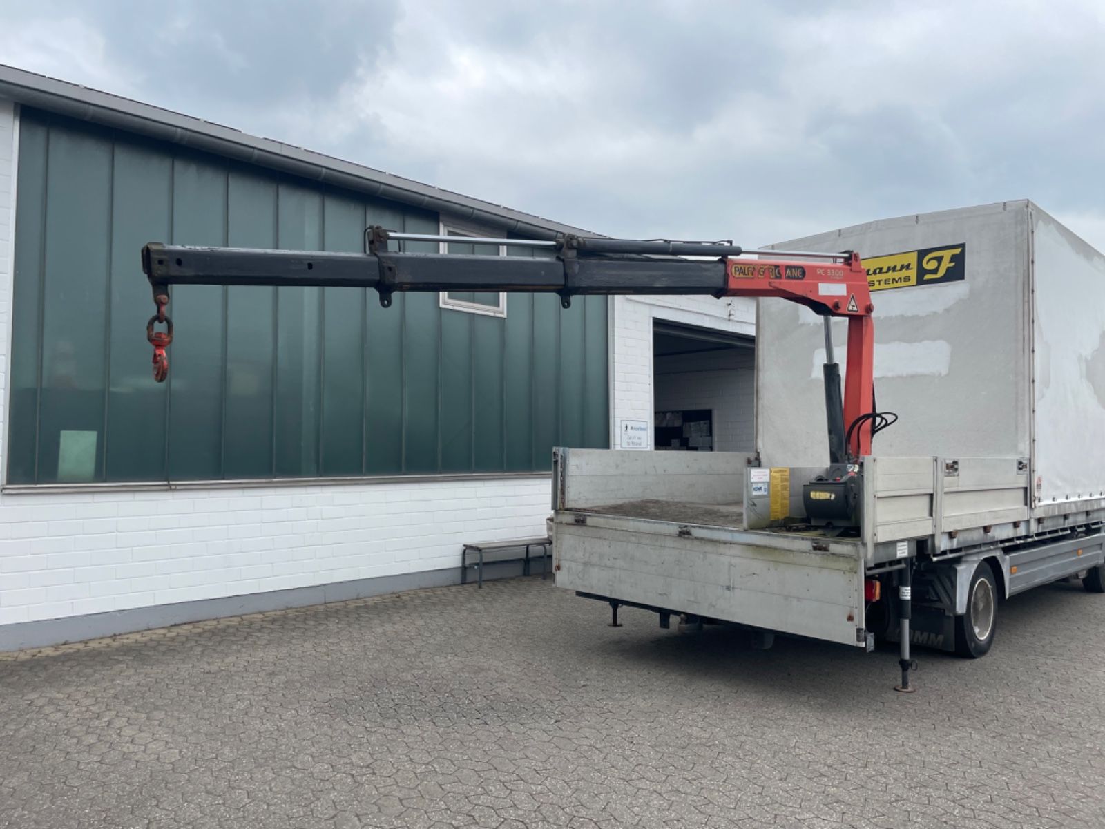Fahrzeugabbildung Mercedes-Benz Atego 822 Pritsche Plane KRAN PALFINGER 3,3T