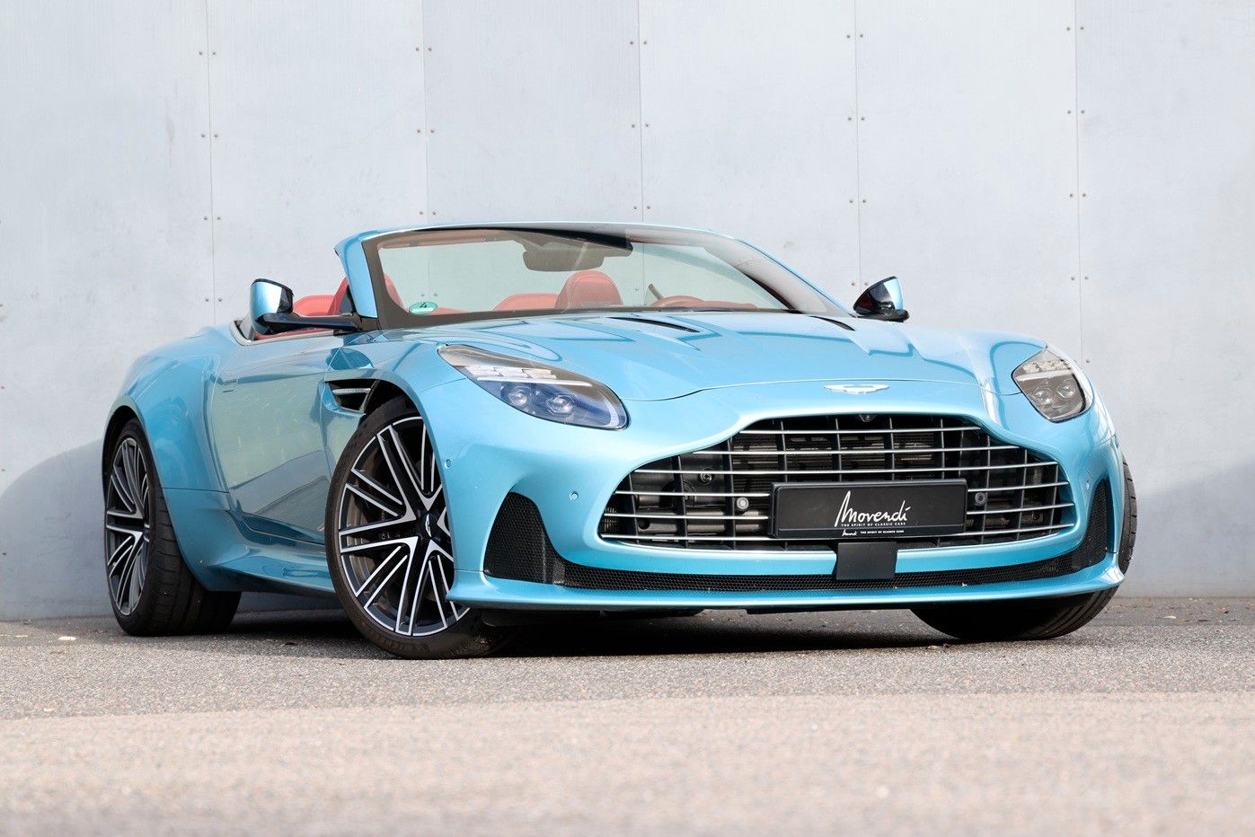Aston Martin DB12 Volante 1. Hand