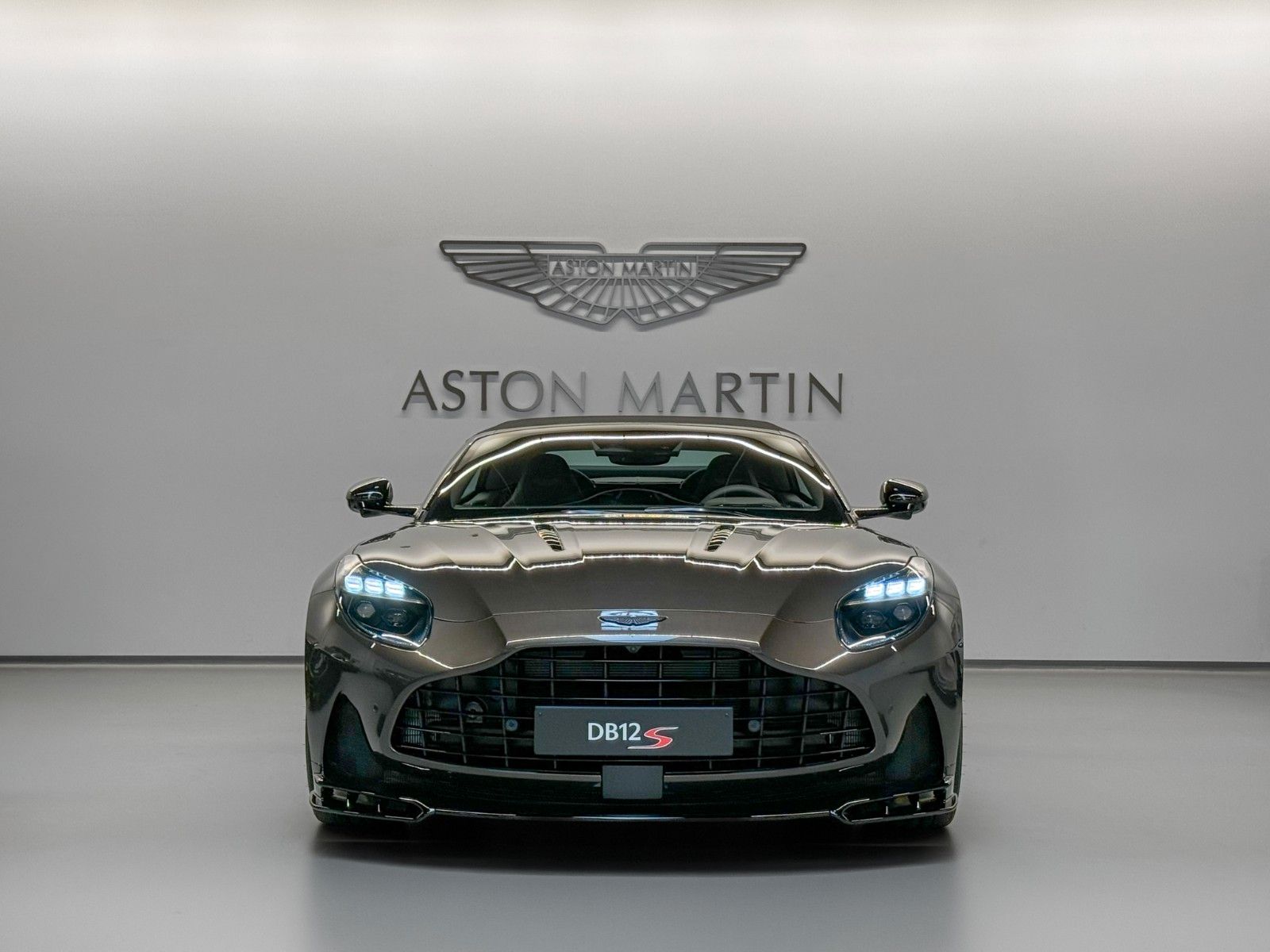 Aston Martin NEW DB12 S Volante | Aston Martin Brussels imagem 2