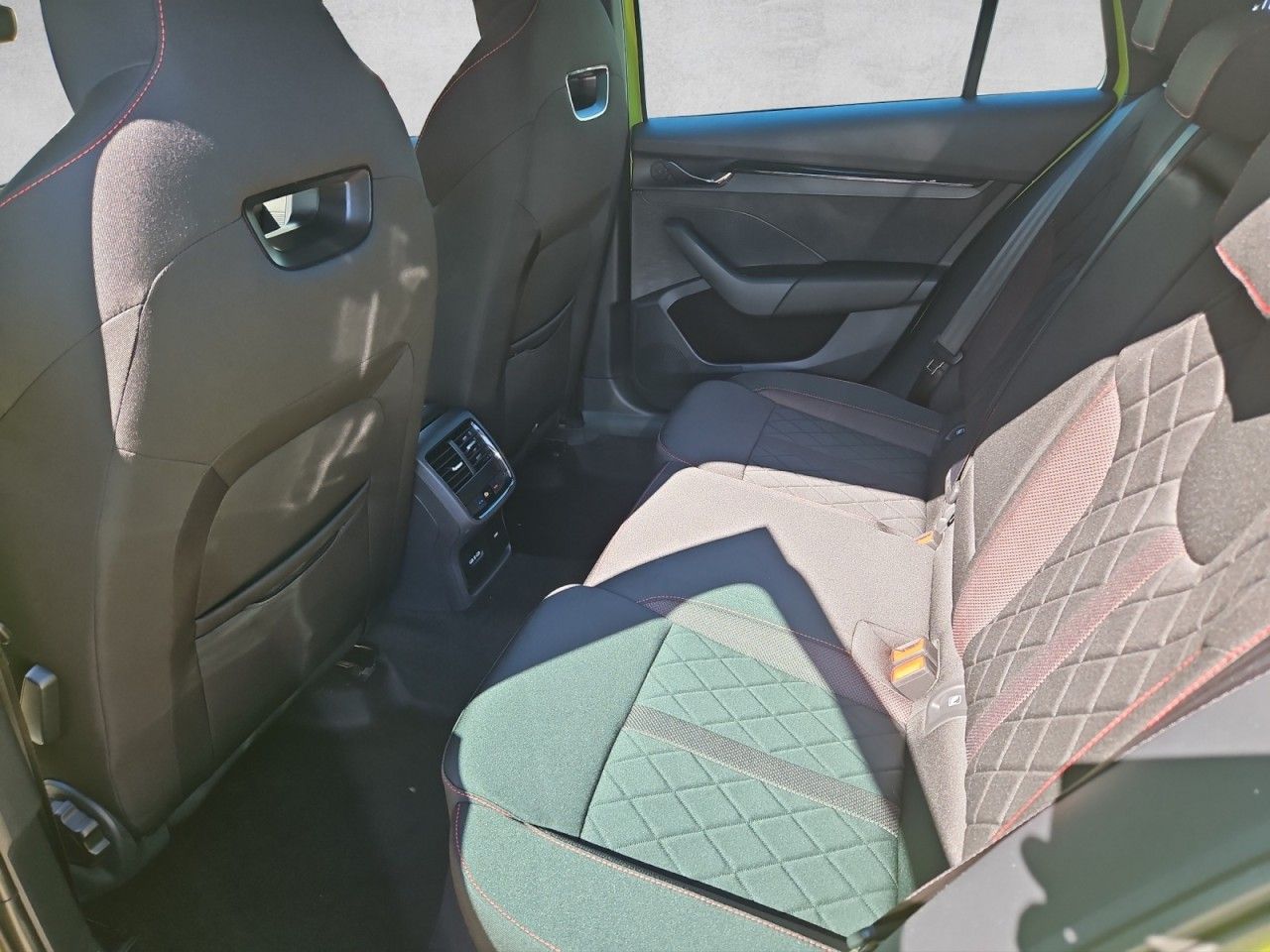 Fahrzeugabbildung SKODA Octavia Combi RS 4x4 AHK,Matrix,Panorama,Head-Up