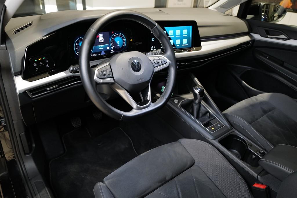 Volkswagen Golf VIII 1.5TSI Life StdHz AHK HKardon RKAM DCC