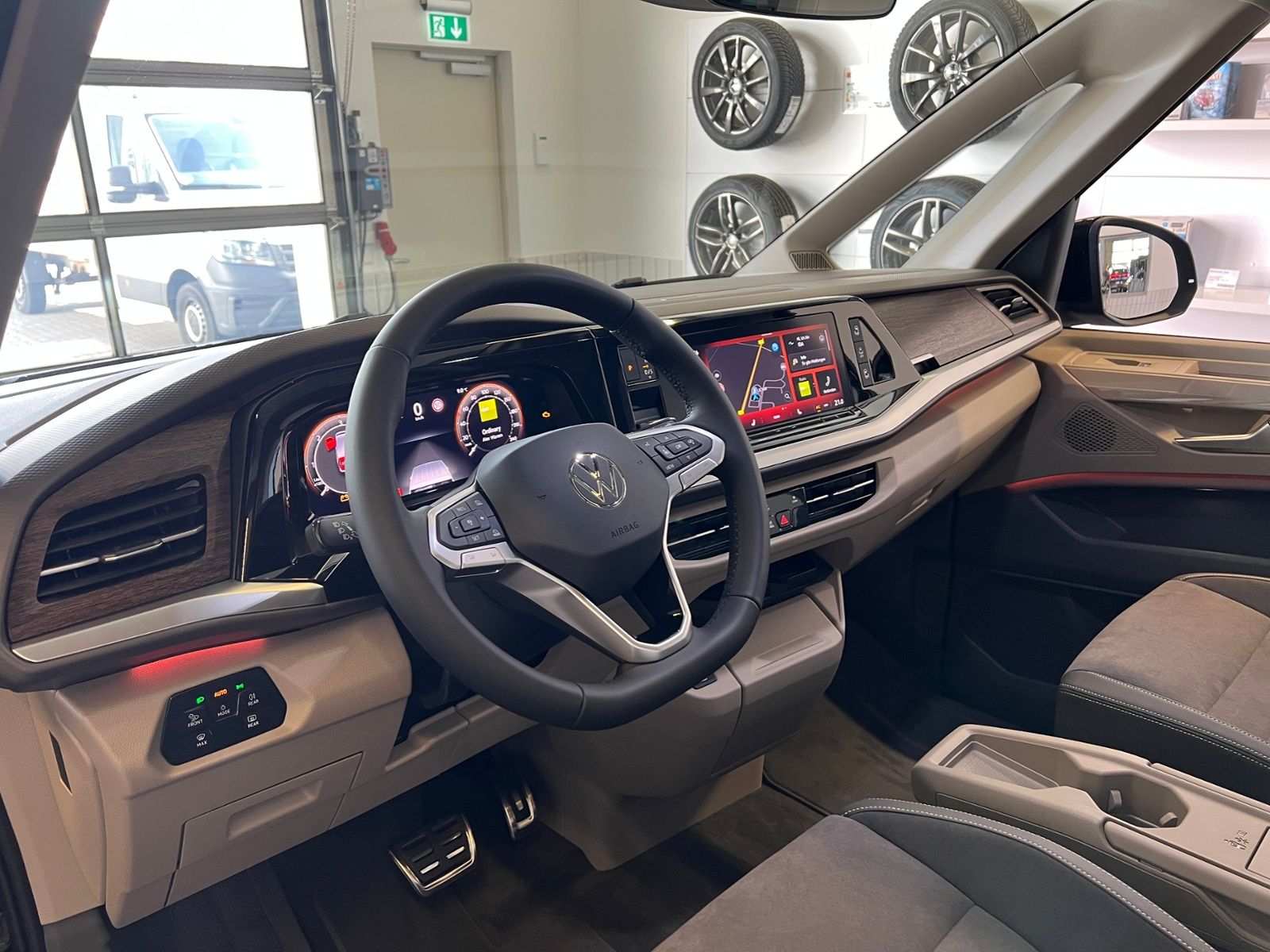 Fahrzeugabbildung Volkswagen T7 Multivan Style 2.0 TDI DSG *AHK, IQ.Light, Pa