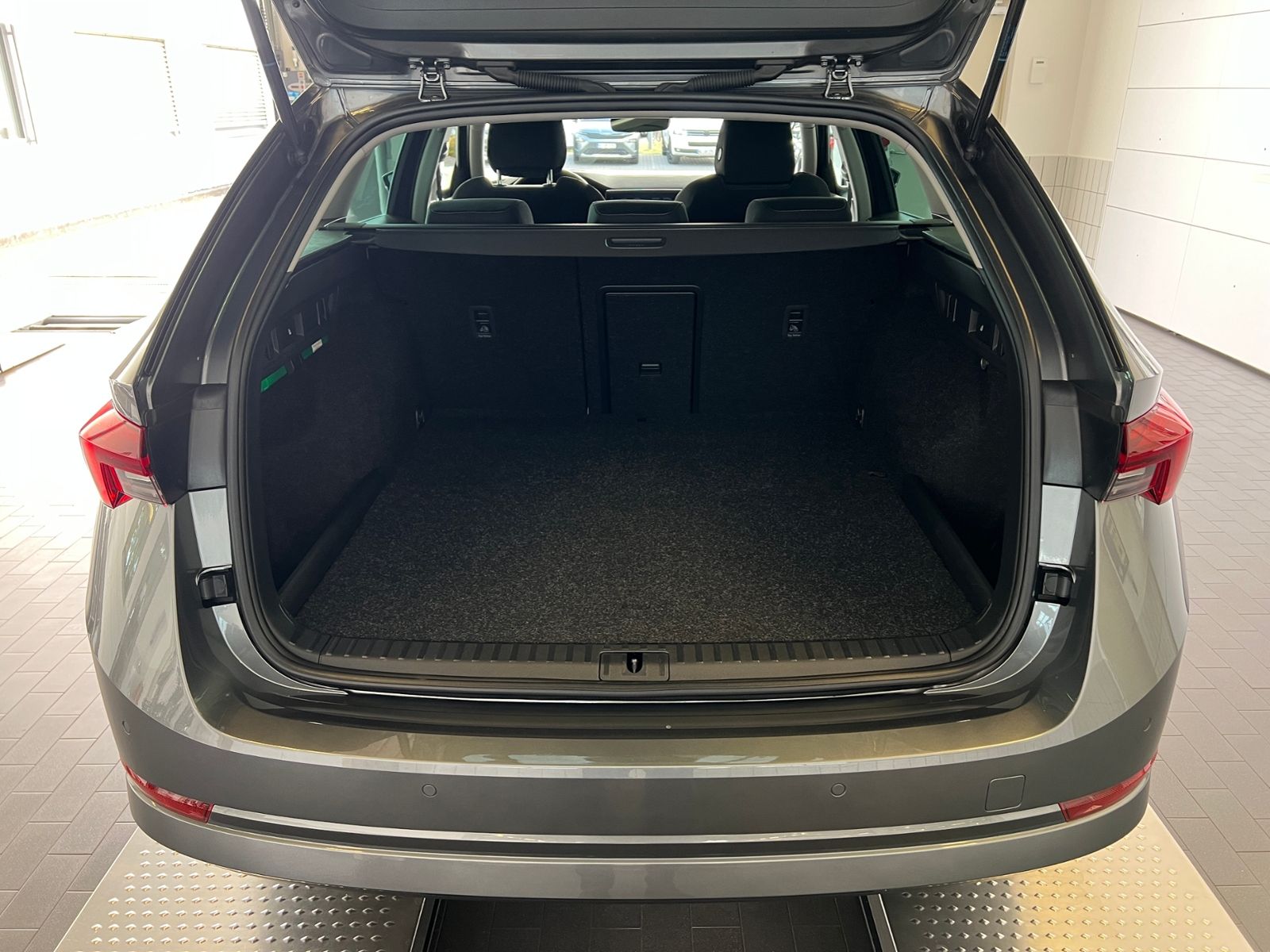 Fahrzeugabbildung SKODA Octavia III Combi iV Style 1.4 Hybrid DSG *LED,