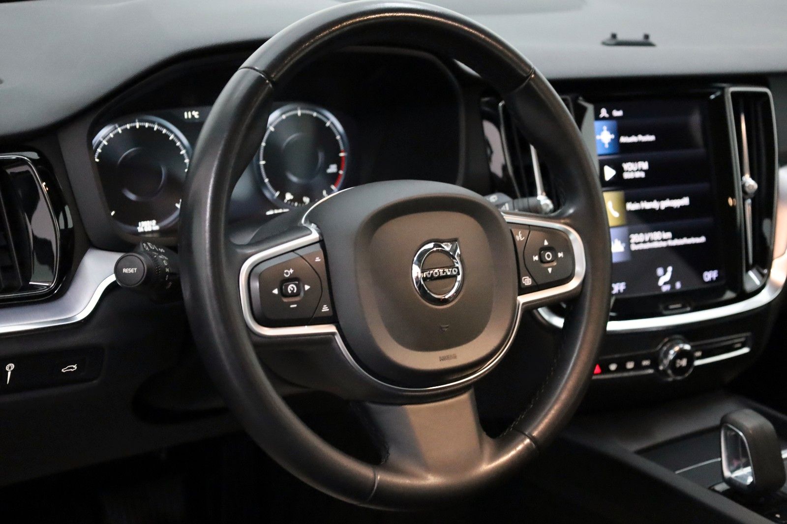 Fahrzeugabbildung Volvo V60 B4 D Momentum Core, Navi,LED,Carplay,DAB