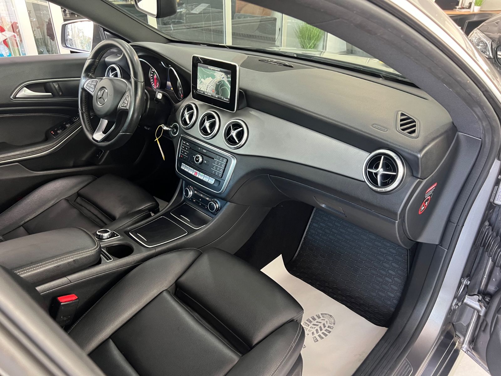 Fahrzeugabbildung Mercedes-Benz CLA 180 Sport Paket * VOLL-LEDER* LED *FACELIFT