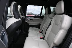 Fahrzeugabbildung Volvo XC90 B5 AWD* R-Design*STHZ*360°LUFT*B&W*22Zoll