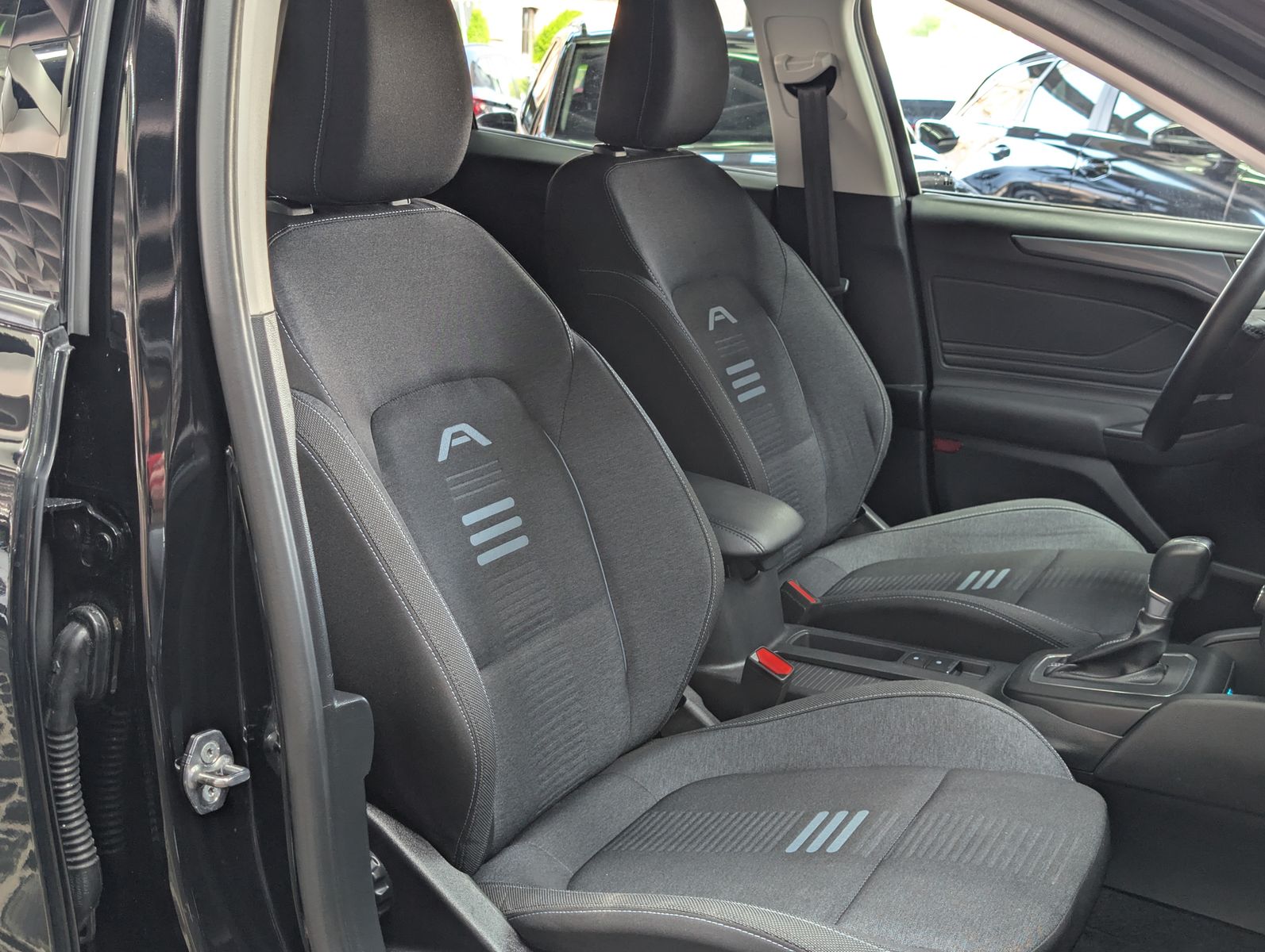 Fahrzeugabbildung Ford Focus Limo EB Active LED ACC APP KAM 17" WINTER