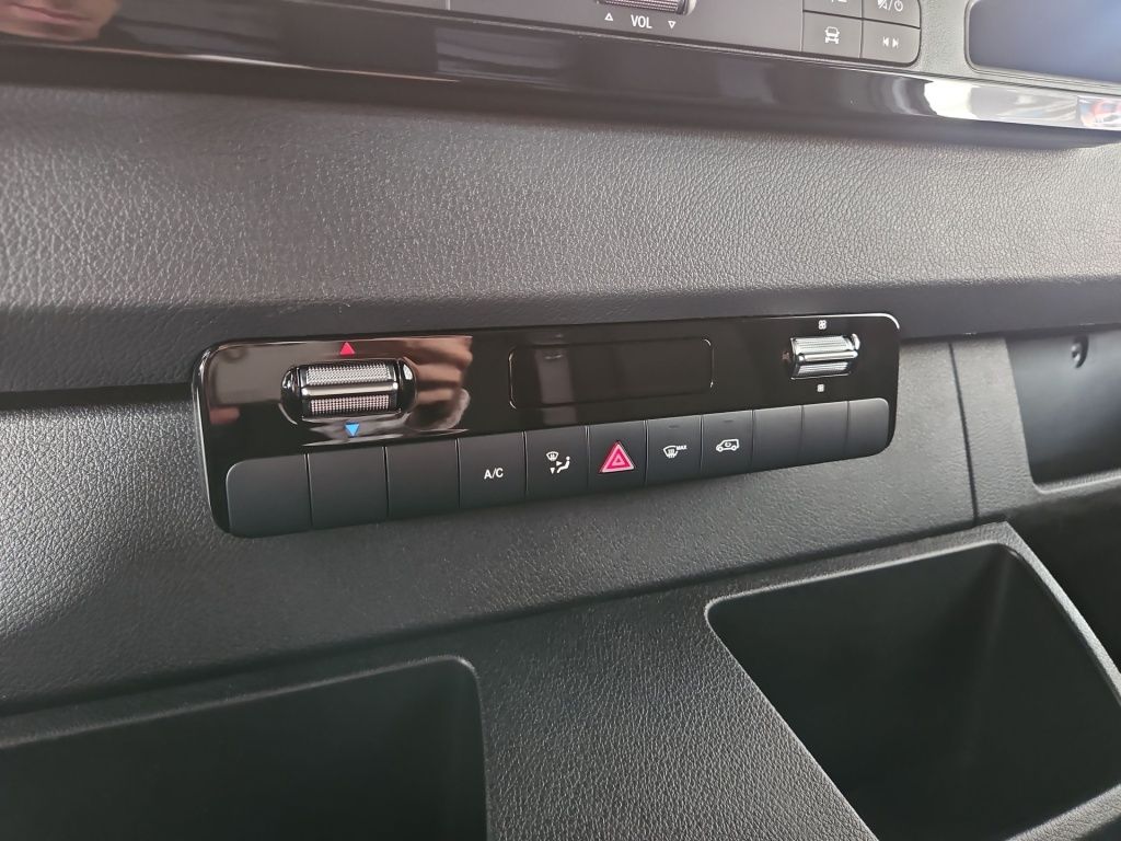 Fahrzeugabbildung Mercedes-Benz Sprinter 319 CDI Kasten L2H2 4x4 Schwingsitz LED