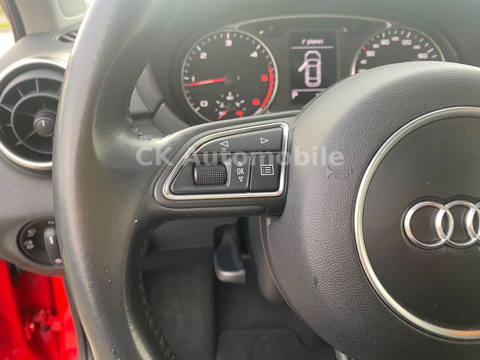 Fahrzeugabbildung Audi A1 Attraction 1.6 TDI DSG/Klima/Bi-Xenon/SHZ/PDC