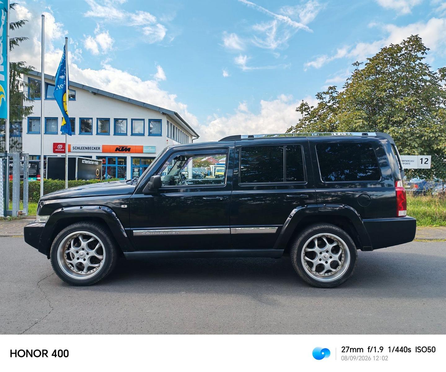 Jeep Commander 2010 — rear view