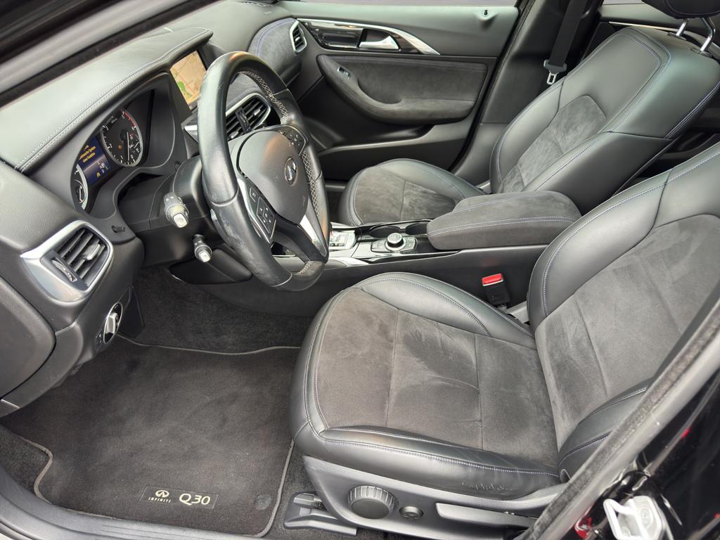 Infiniti Q30
