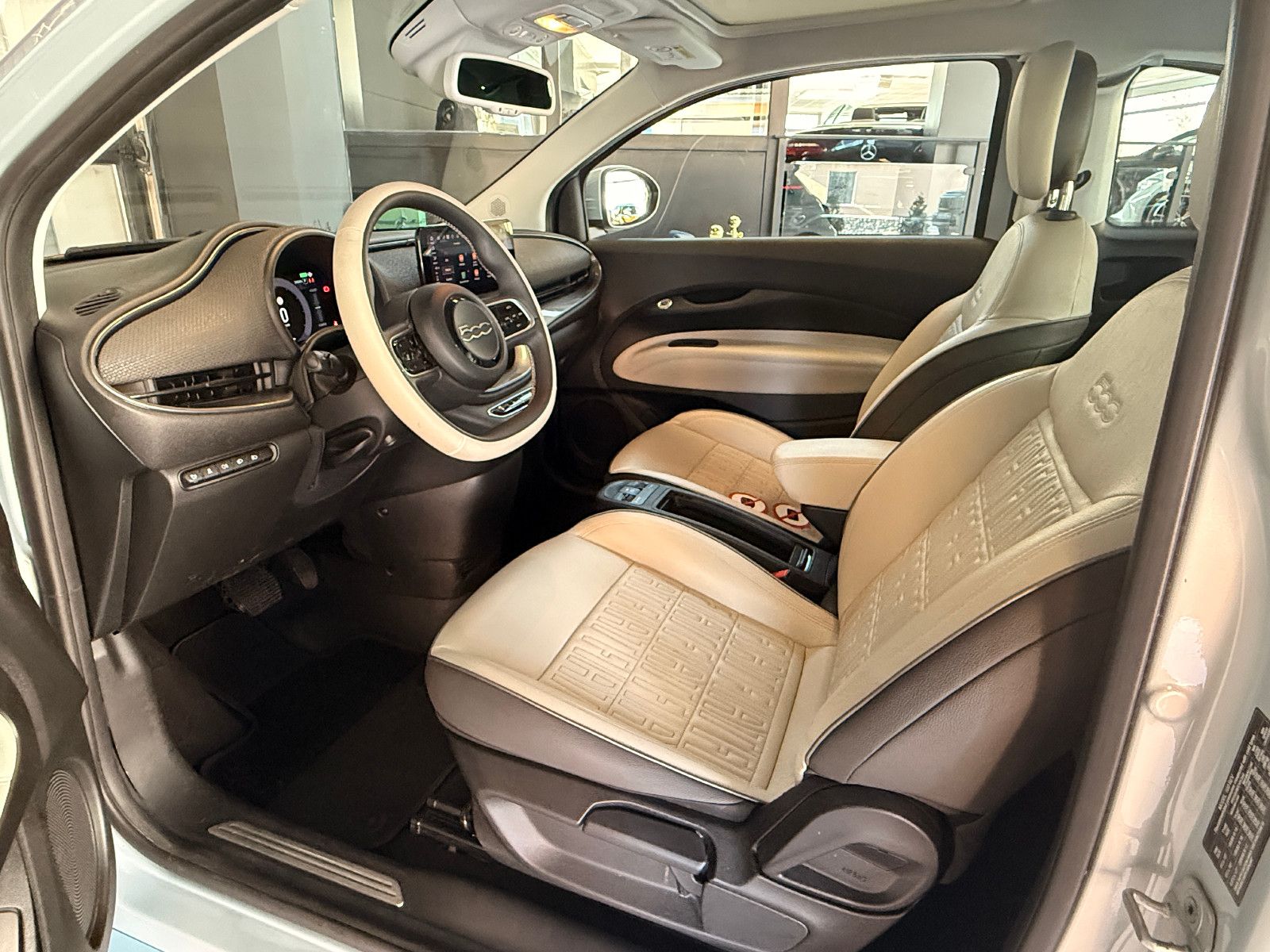 Fahrzeugabbildung Fiat 500e/ 3+1 /LA PRIMA/APPLE/NAVI/KAMERA/LED/LEDER