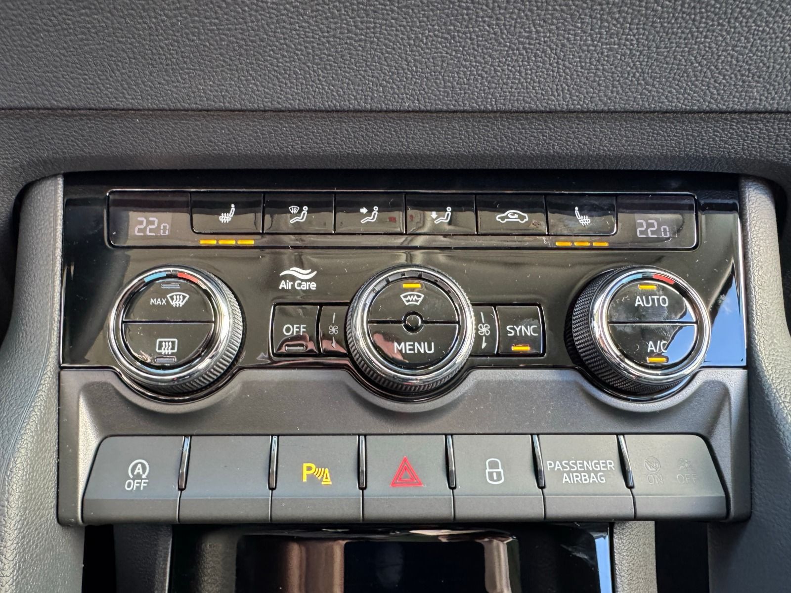 Fahrzeugabbildung SKODA Karoq 1.5 TSI DSG*AHK*RFK*behFro*eHeck*Allwetter
