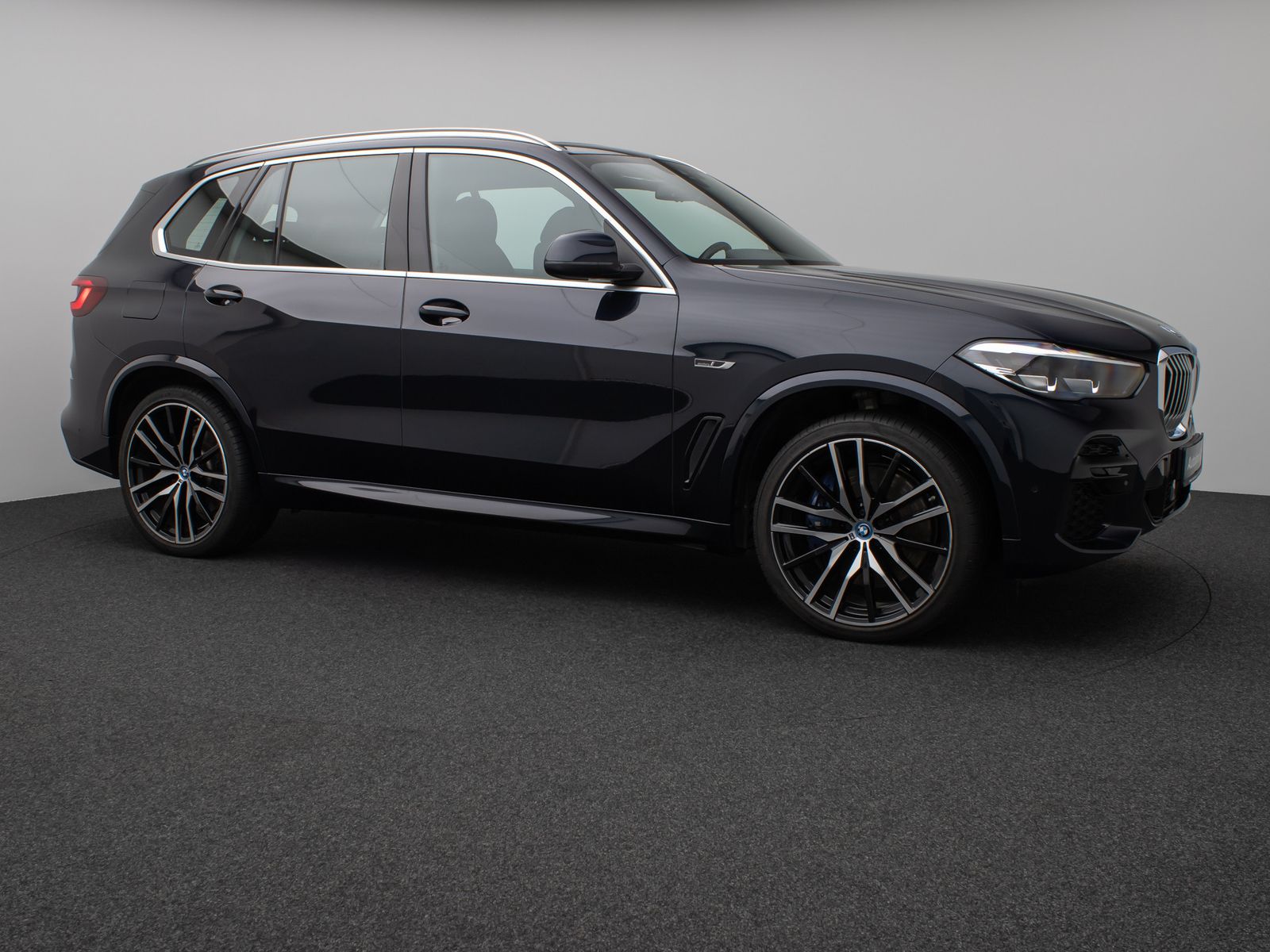 Fahrzeugabbildung BMW X5 xD45e M Sport Panorama HUD HiFi DisKey 22Zoll