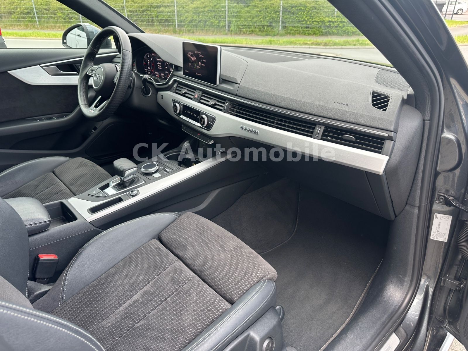 Fahrzeugabbildung Audi A4 Avant 40 TDI Quattro S-Line/Navi/LED/ACC