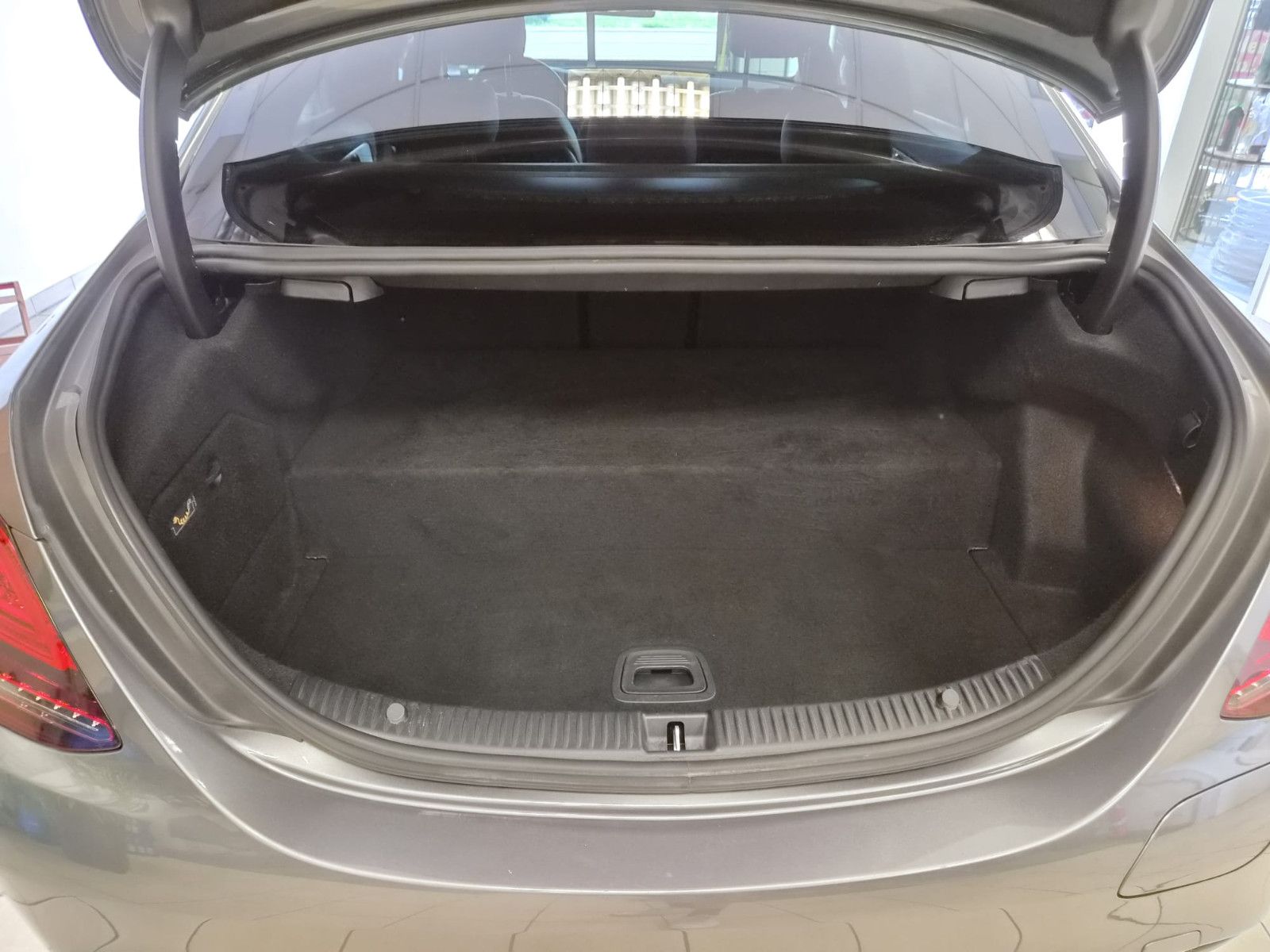 Fahrzeugabbildung Mercedes-Benz C 300 e Limousine/HIGH PERF. / KAMERA / AMG