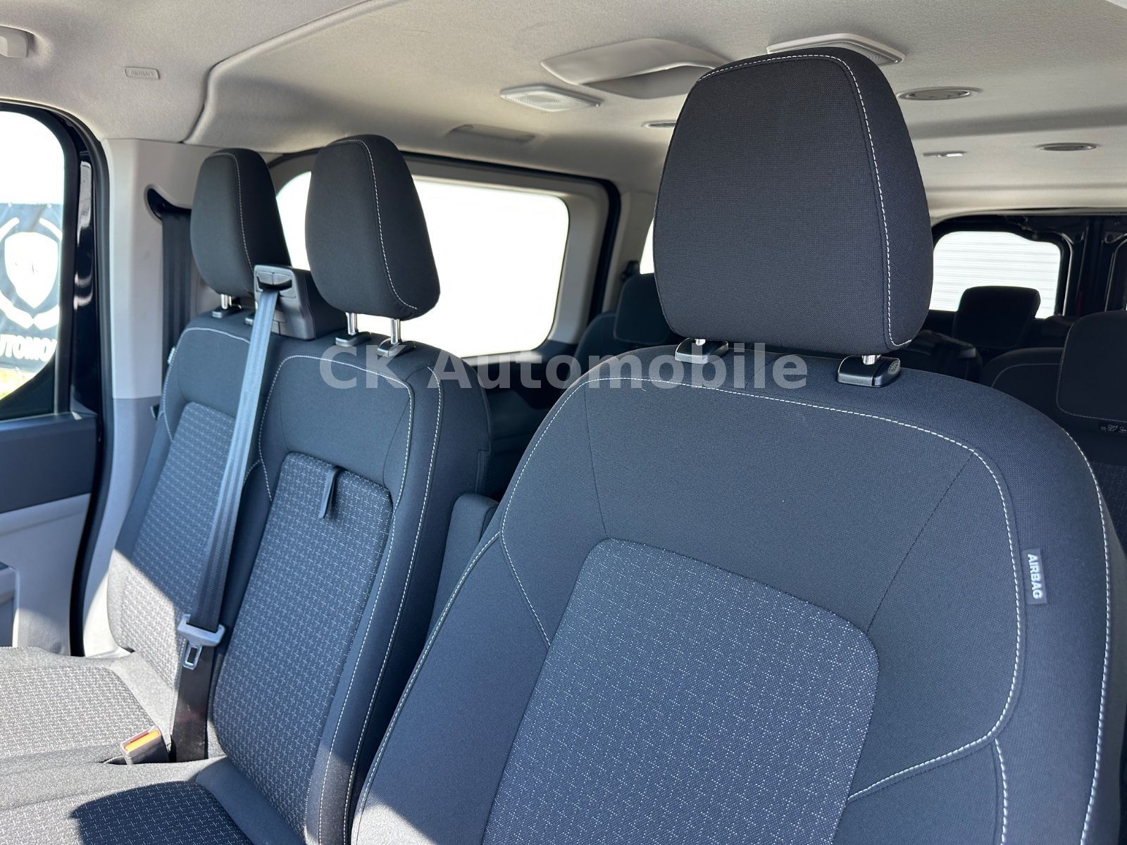 Fahrzeugabbildung Ford Transit Custom Kombi 320 L2 AWD Trend/9 Sitze