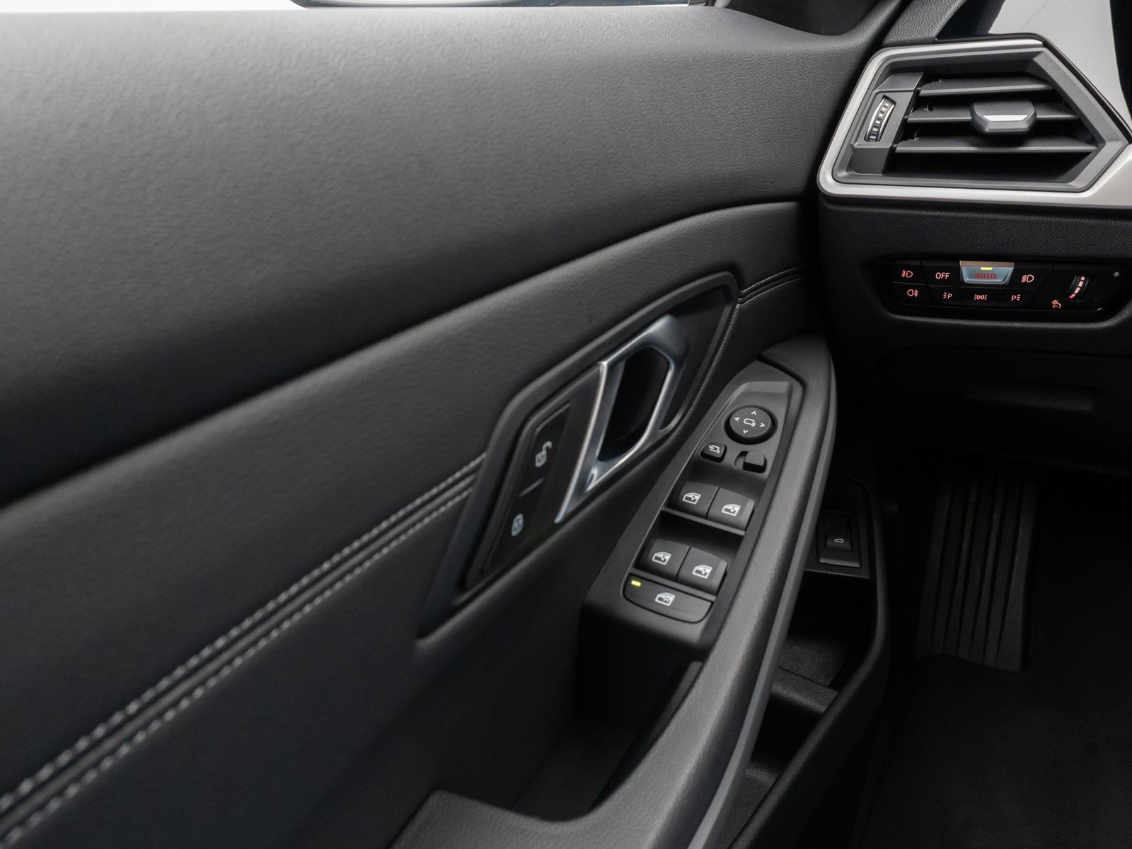 Fahrzeugabbildung BMW 320d HUD DAB CockPitPro Lordos PDC Alarm Sport