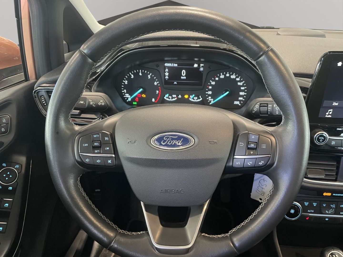 Fahrzeugabbildung Ford Fiesta Titanium Kamera Panoramadach Tempomat