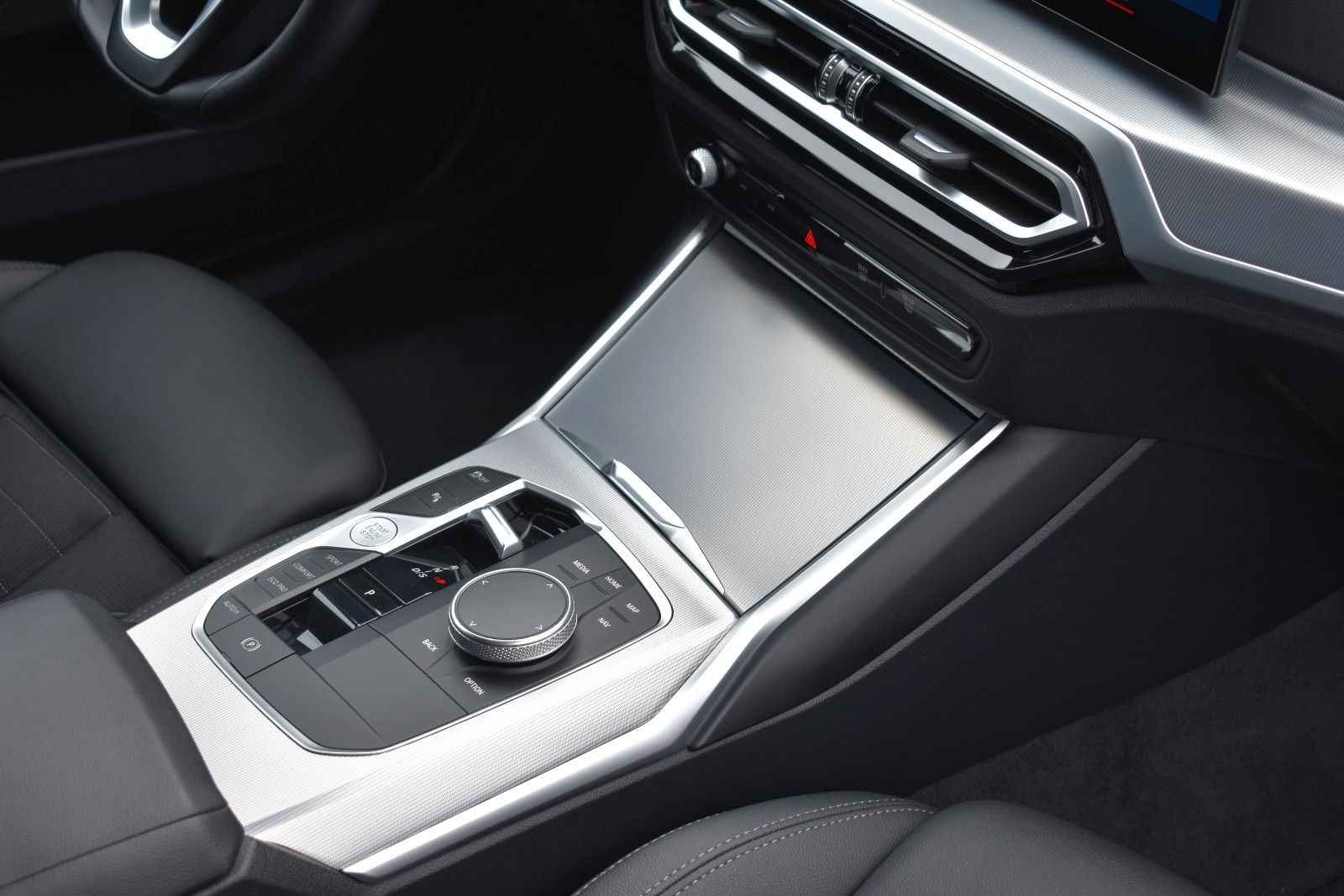 Fahrzeugabbildung BMW 330d Touring Facelift Panorama 1 Hand H&K