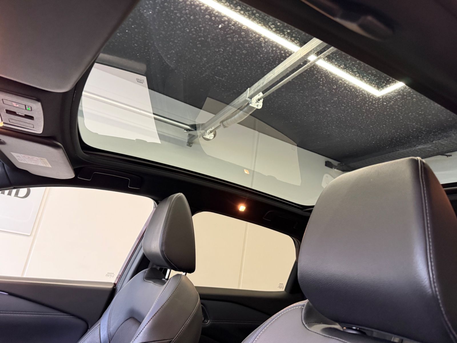 Fahrzeugabbildung Nissan Qashqai Tekna - Pano, HeadUp, Teilleder