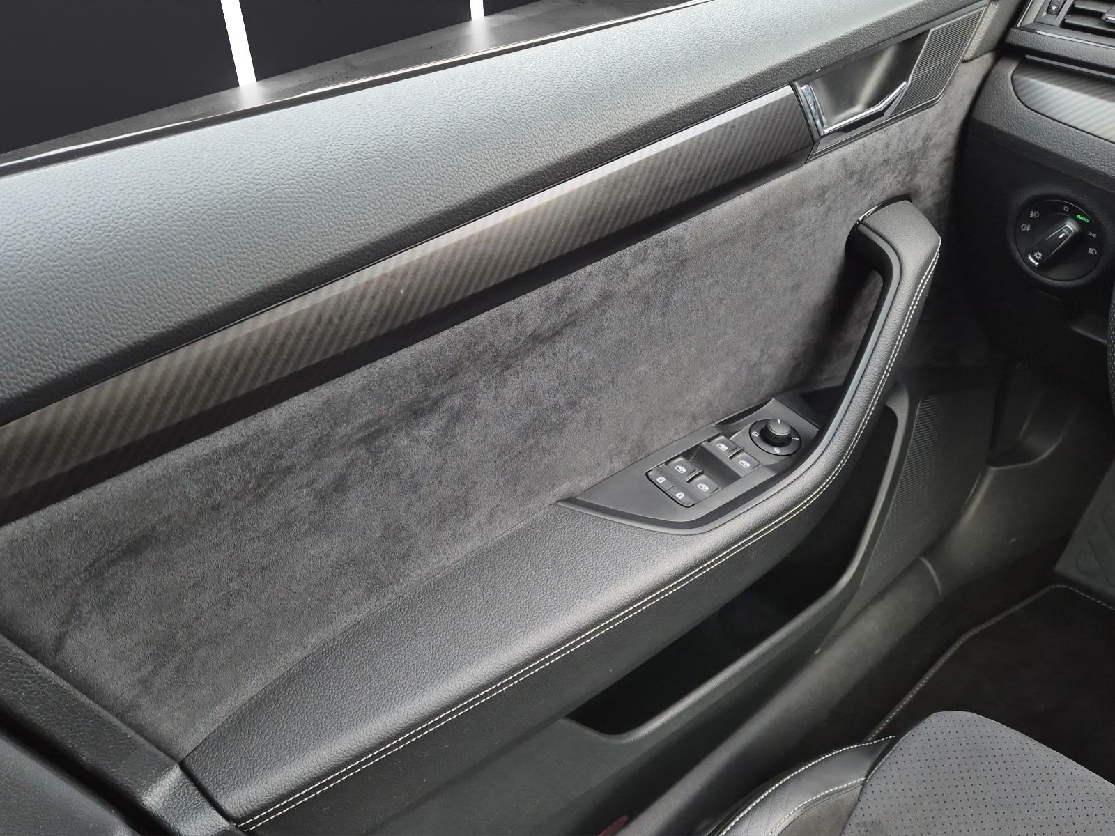 Fahrzeugabbildung SKODA Superb Combi TDI Sportline DSG 4x4 Matrix AHK Na