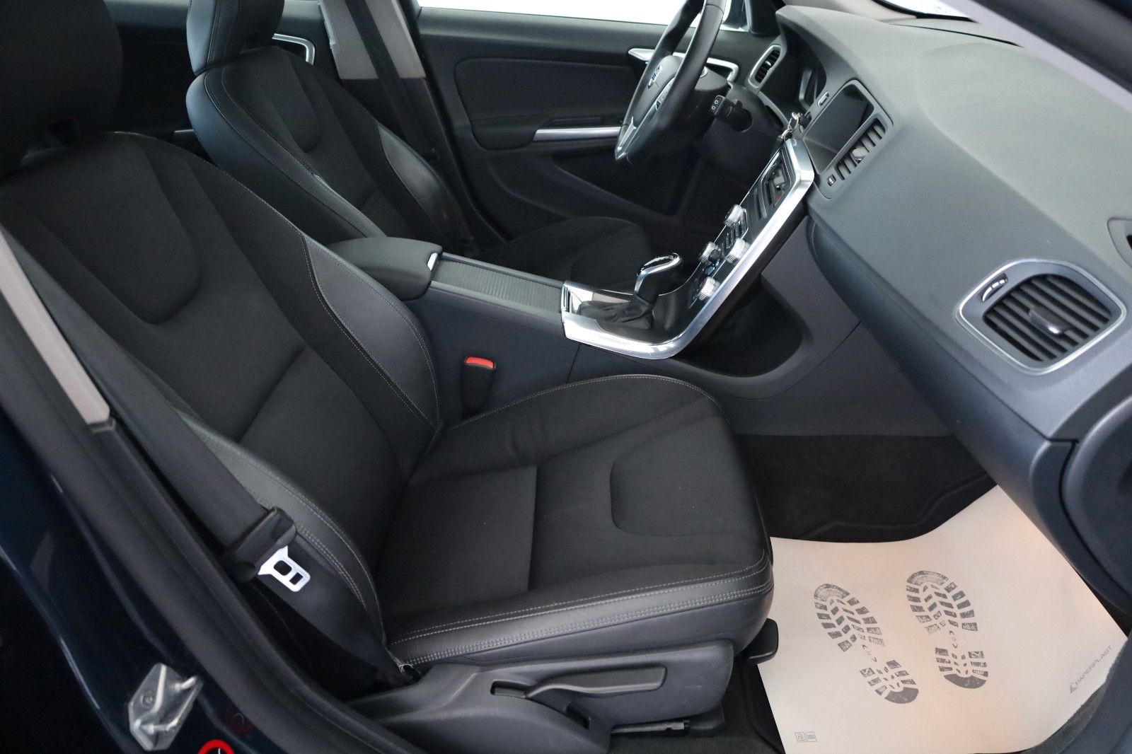 Fahrzeugabbildung Volvo V60 Kombi Momentum T.Leder,Navi,Xenon,Kamera,AHK