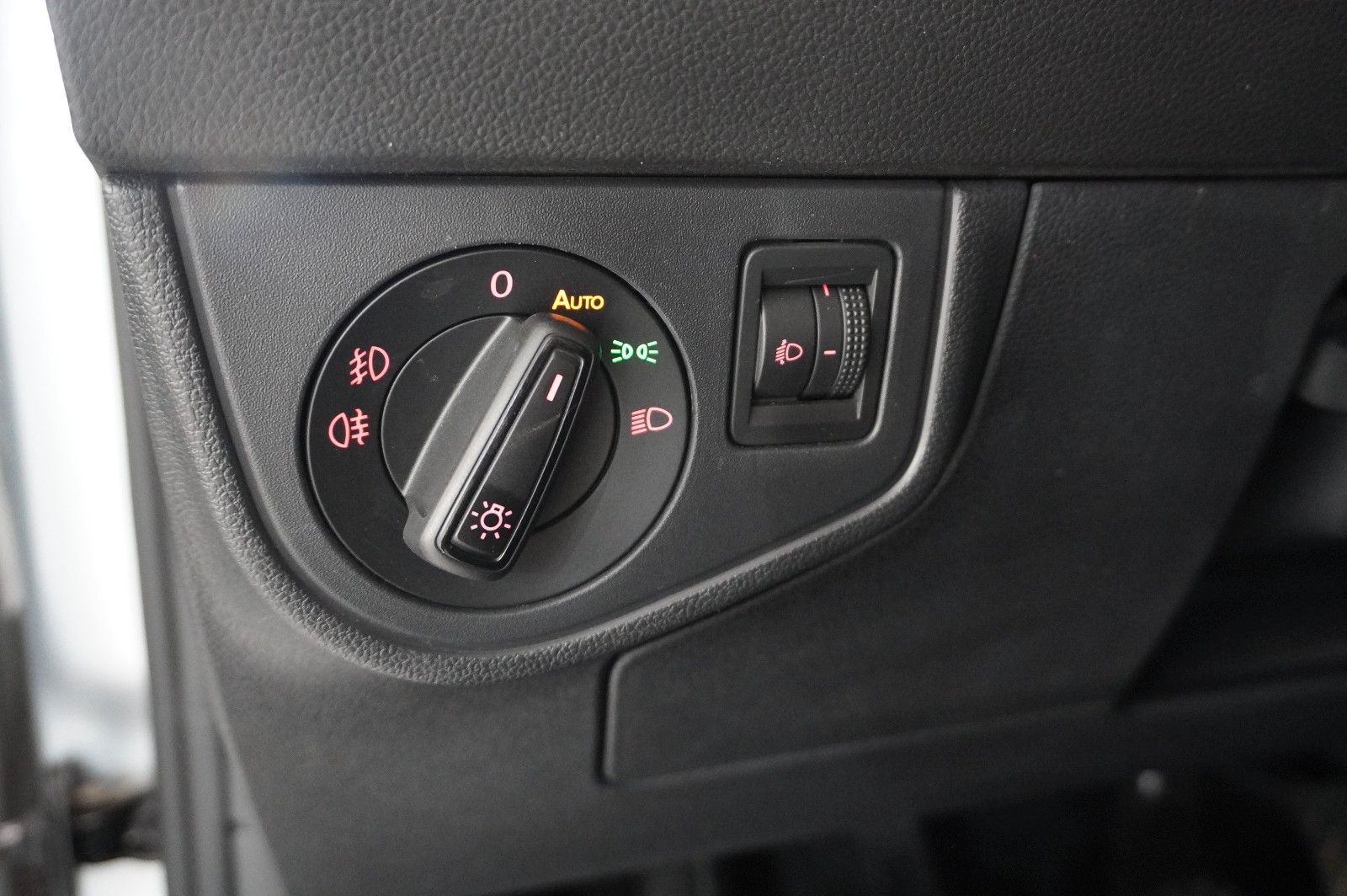Fahrzeugabbildung Volkswagen Polo VI 1.0 TSI COMFORTLINE LED/KLIMA/SHZ/USB