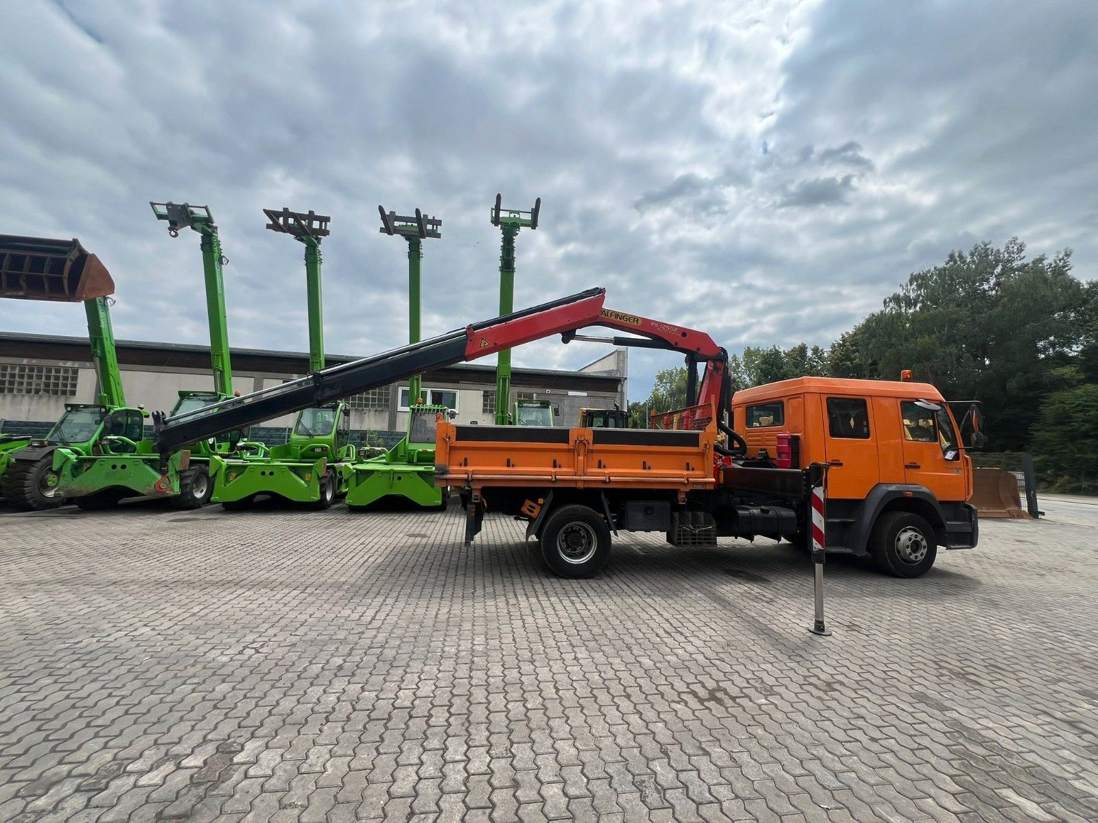 Fahrzeugabbildung MAN LE 14.220/Palfinger PK 12502/3.Seitenkipper/Doka
