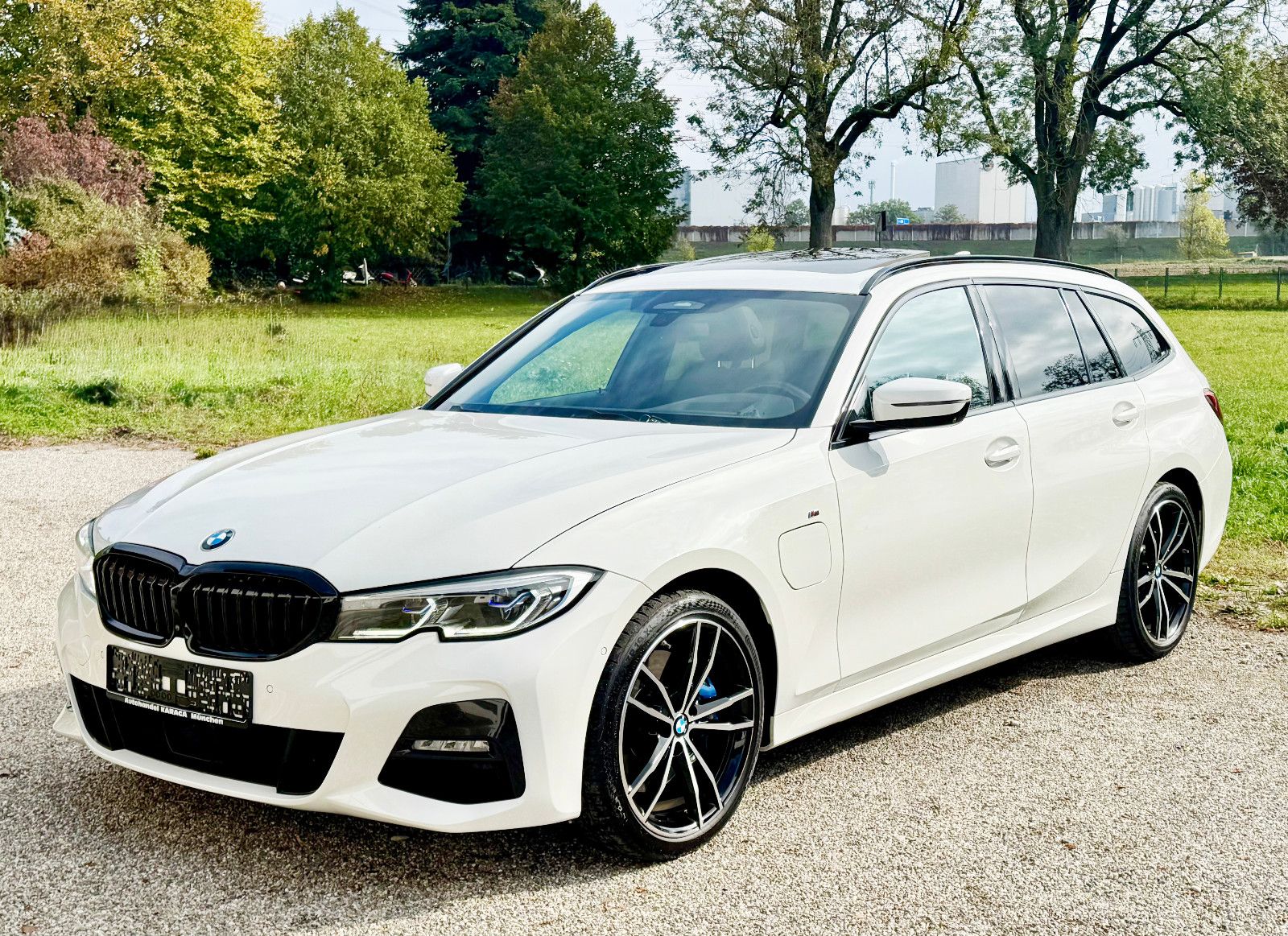 BMW 330e Touring M Sport Pano AHK HeadUp Laser VOLL imagem 3