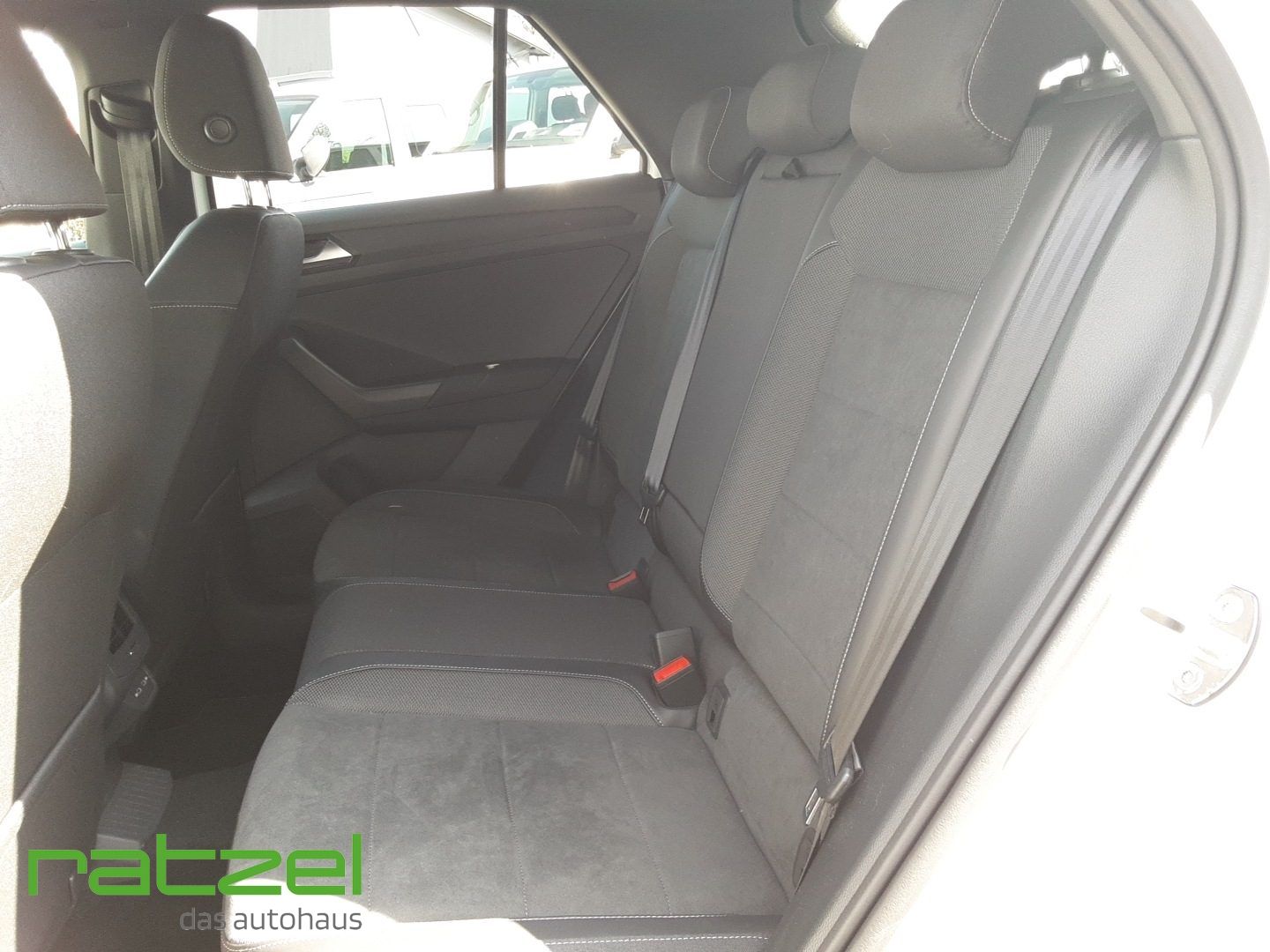 Fahrzeugabbildung Volkswagen T-Roc R-Line 1.5TSI DSG AHK+LED+Kamera+PDC+ACC