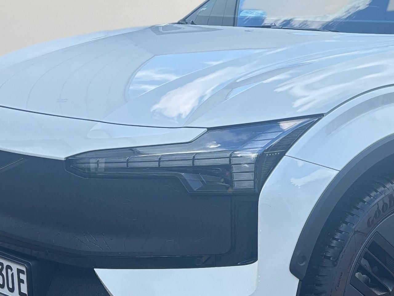 Fahrzeugabbildung Volvo EX30 Cross Country P8 Ultra Performance Pure
