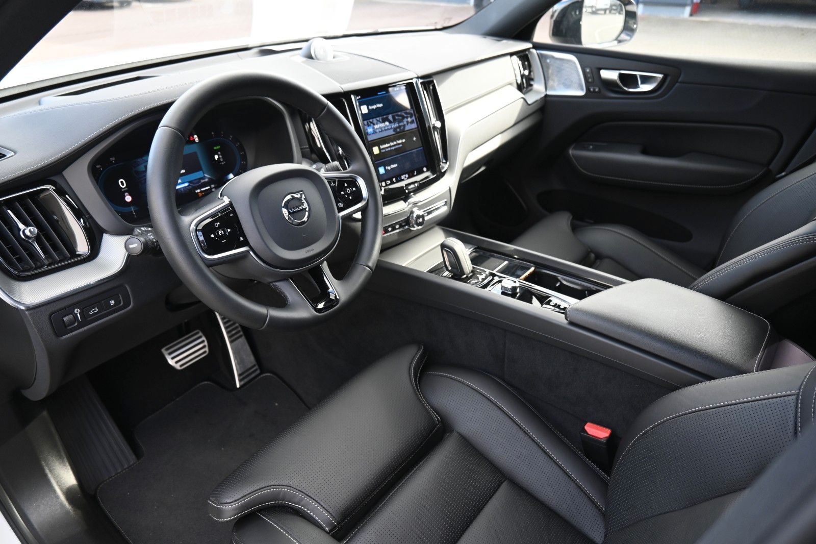 Fahrzeugabbildung Volvo XC60 T8 R Design PHEV MAPS*Luft*B&W*STHZG*HUD*